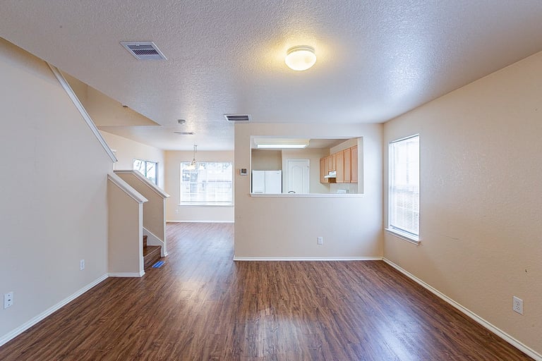Photo 10 of 21 - 956 Marble Pt, San Antonio, TX 78251