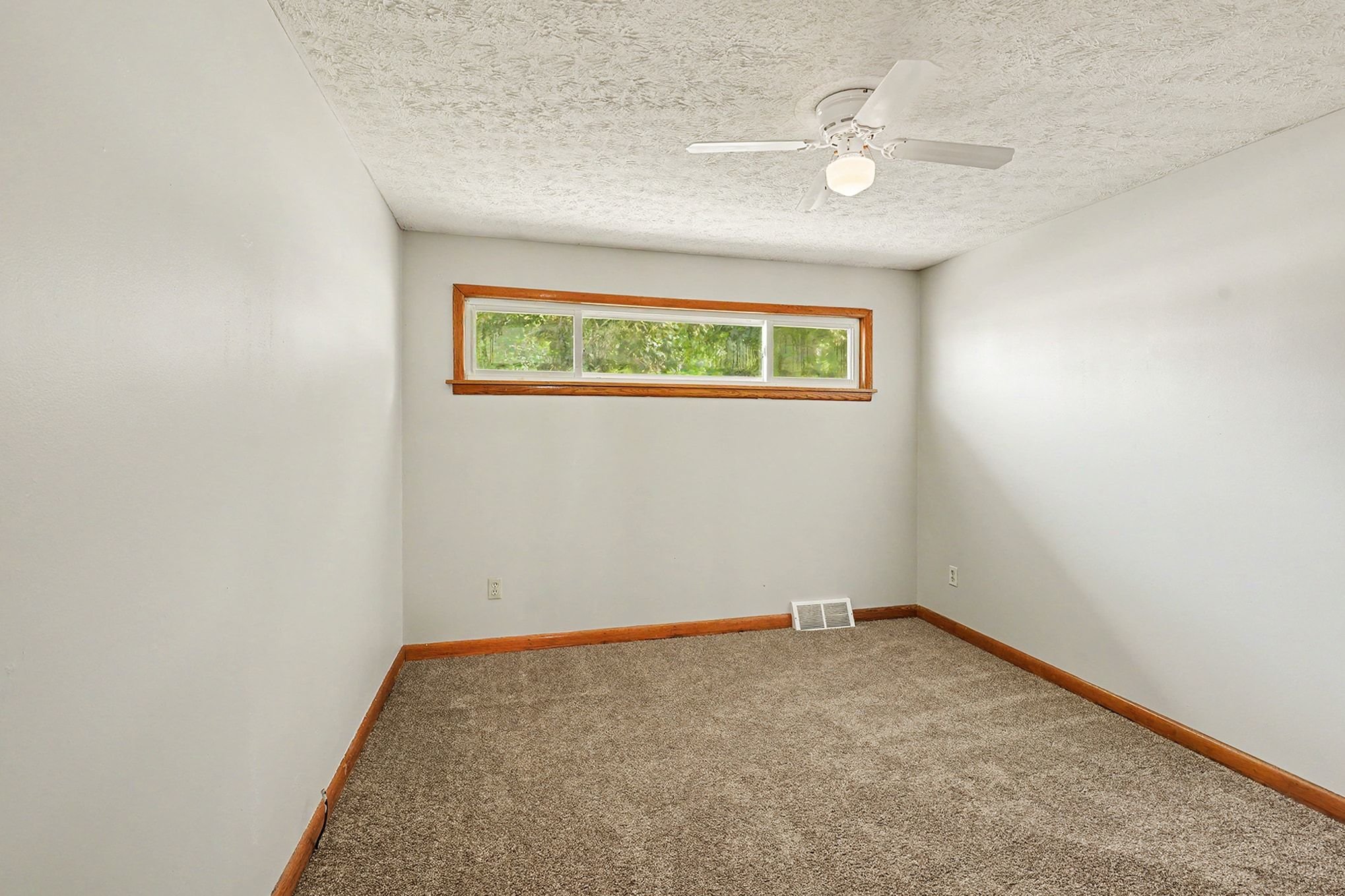 Photo 13 of 28 of 811 Leecrest St NW, Massillon, OH