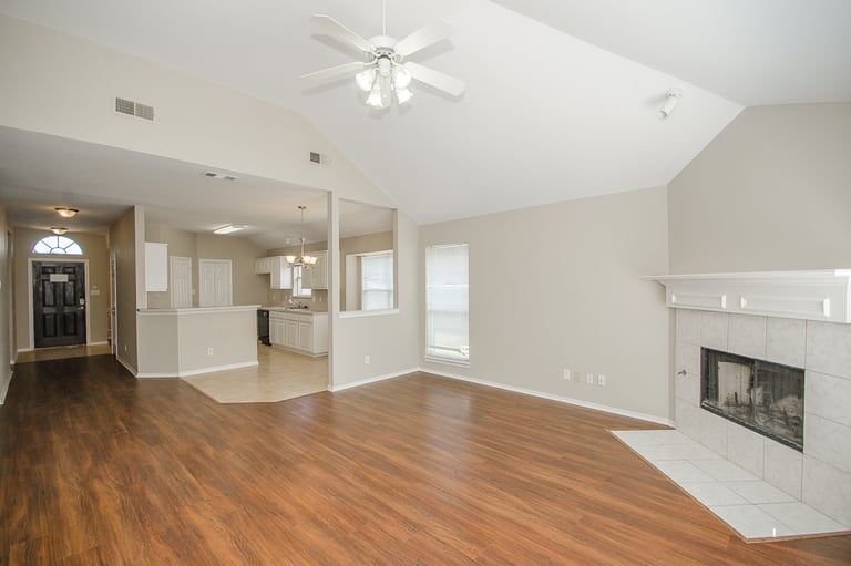 Photo 3 of 28 - 2046 Diamond Ridge Dr, Carrollton, TX 75010