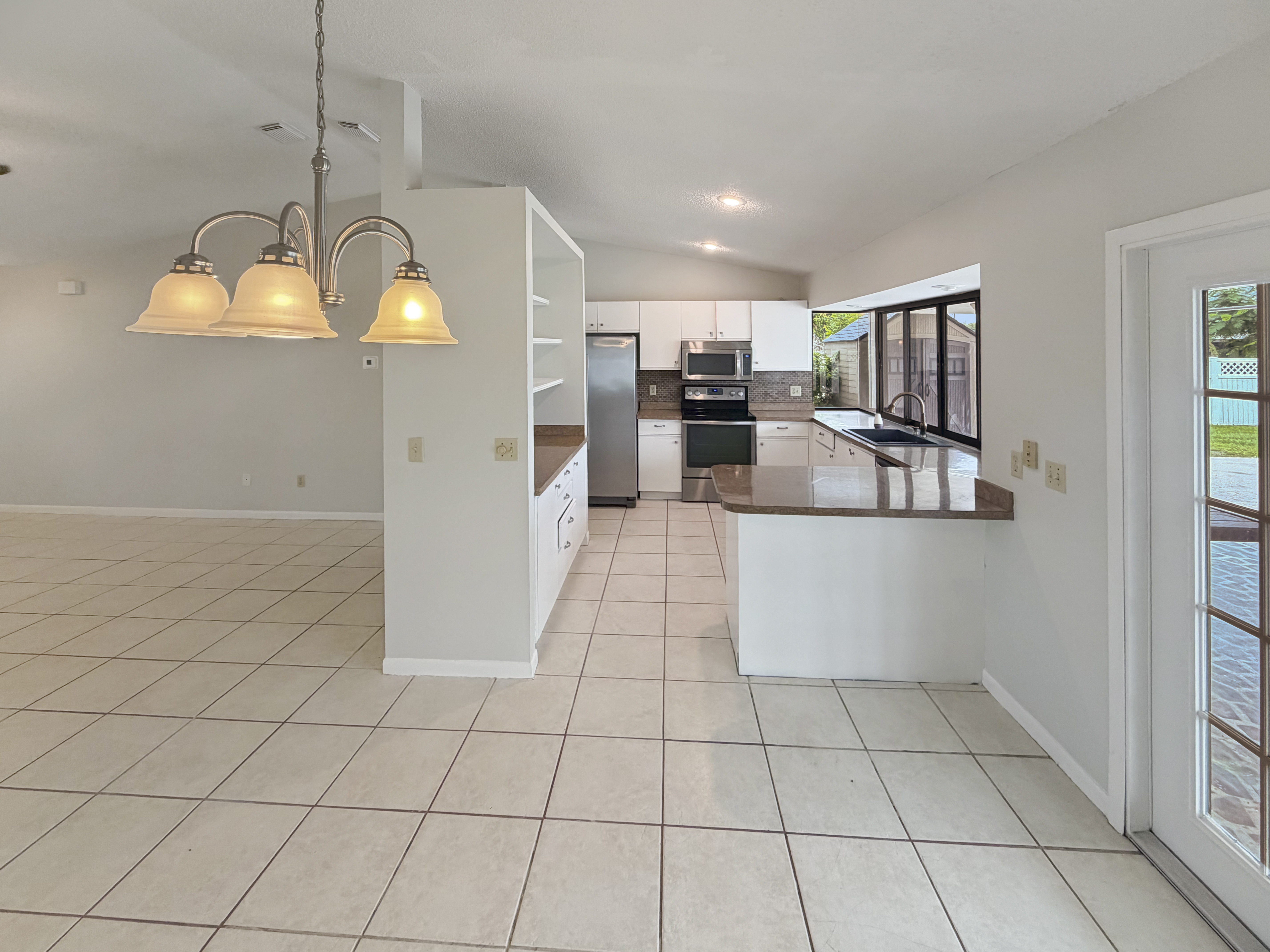 Photo 22 of 38 of 2305 SW Fern Cir, Port Saint Lucie, FL