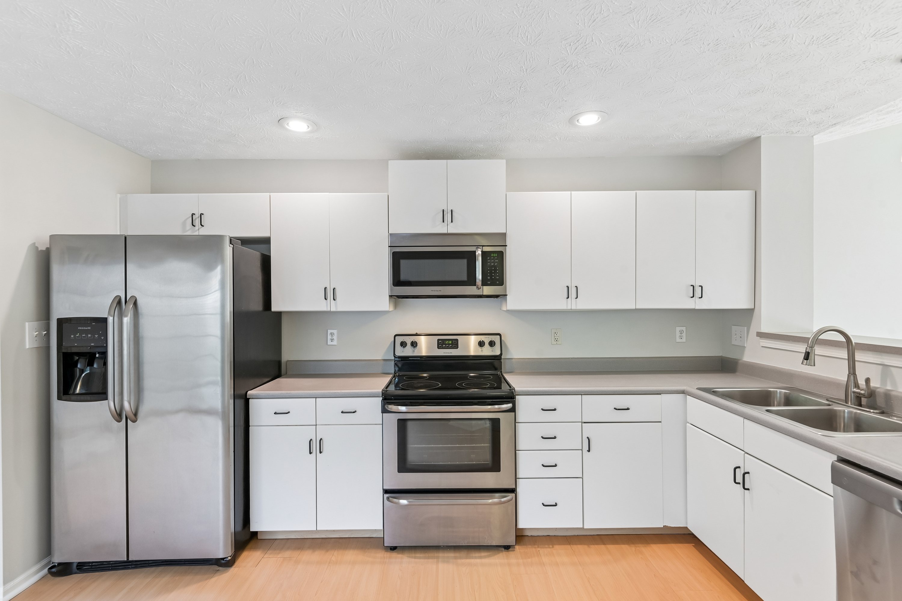 Photo 2 of 42 of 3711 Magenta Ln, Indianapolis, IN
