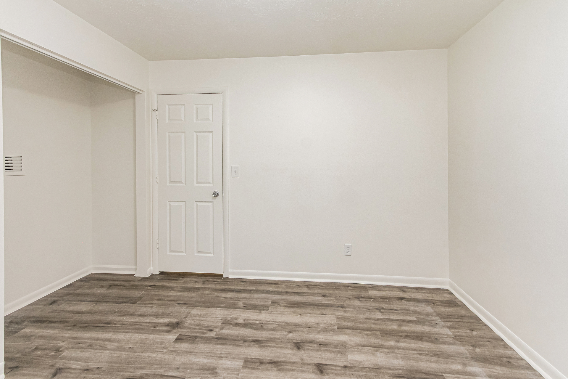 Photo 16 of 22 of 507 Armentrout Ln, Indianapolis, IN