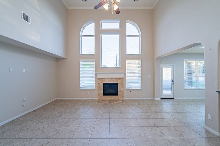 Photo 5 of 34 - 2208 Hannah Creek Ct, Houston, TX 77089