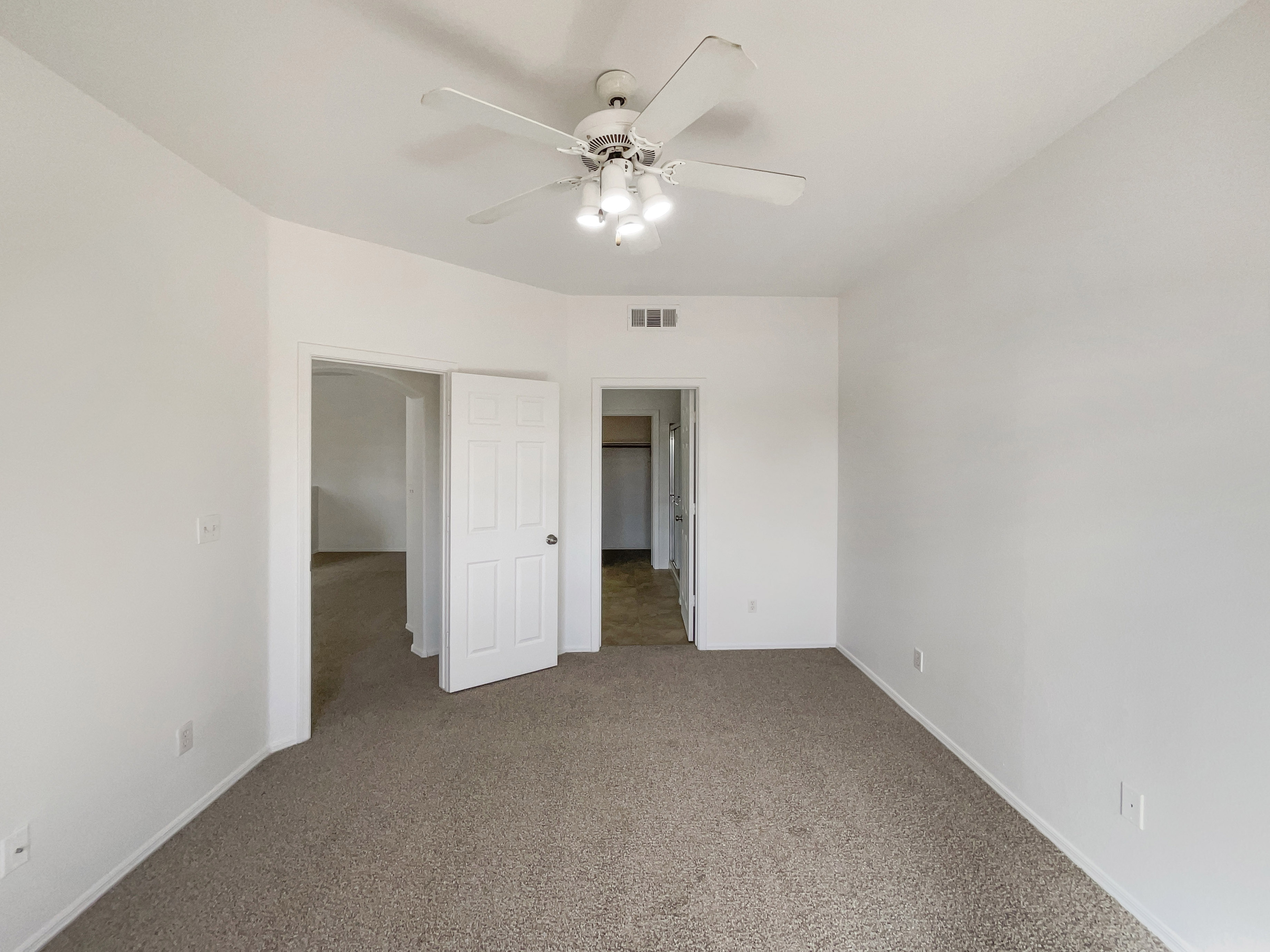 Photo 5 of 23 of 10410 N Cave Creek Rd, Phoenix, AZ