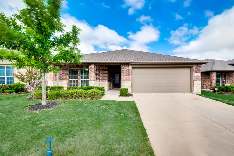 Photo 1 of 32 - 890 Lancashire Ln, Aubrey, TX 76227