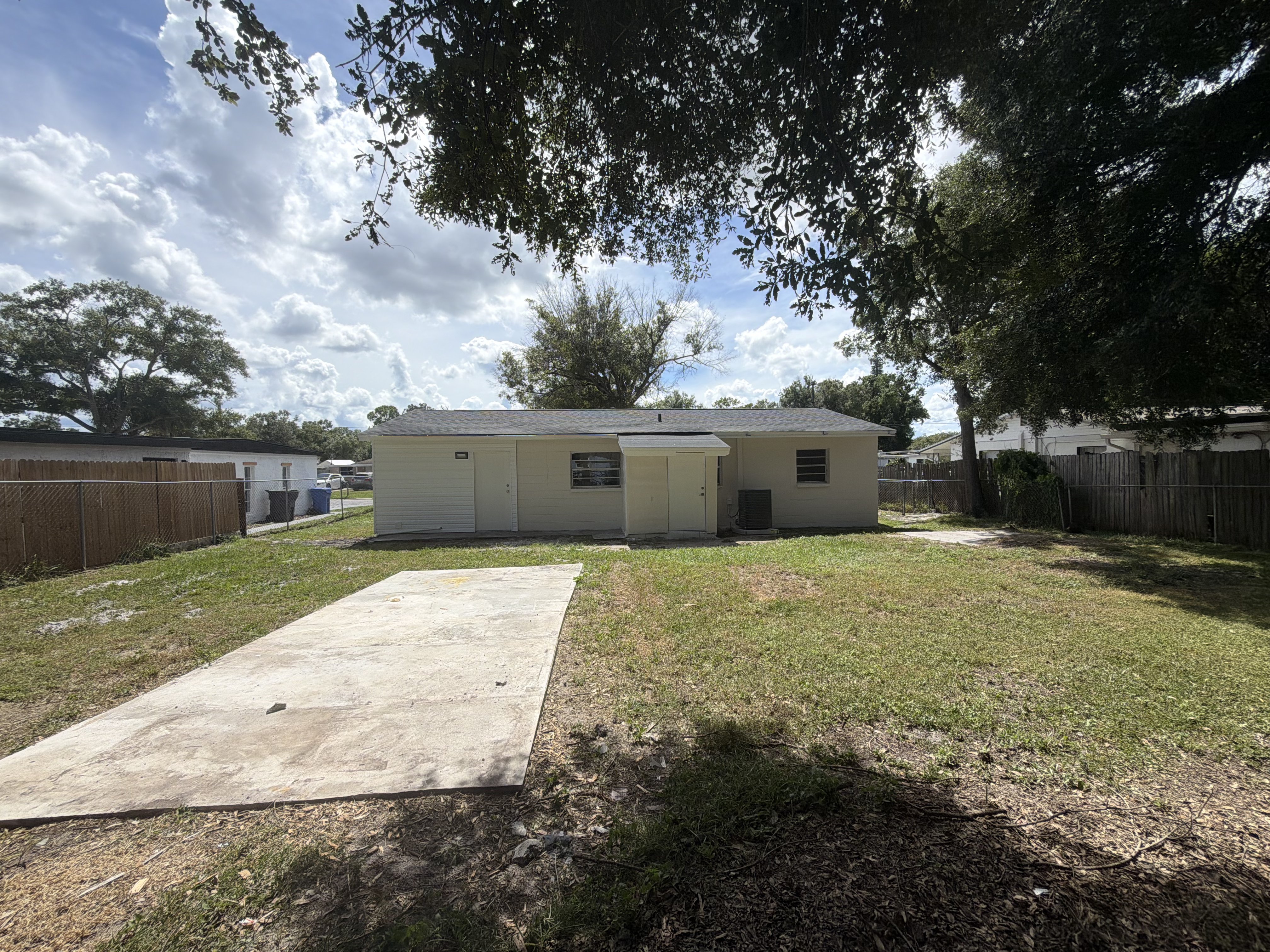 Photo 5 of 22 of 7916 Endive Ave, Tampa, FL
