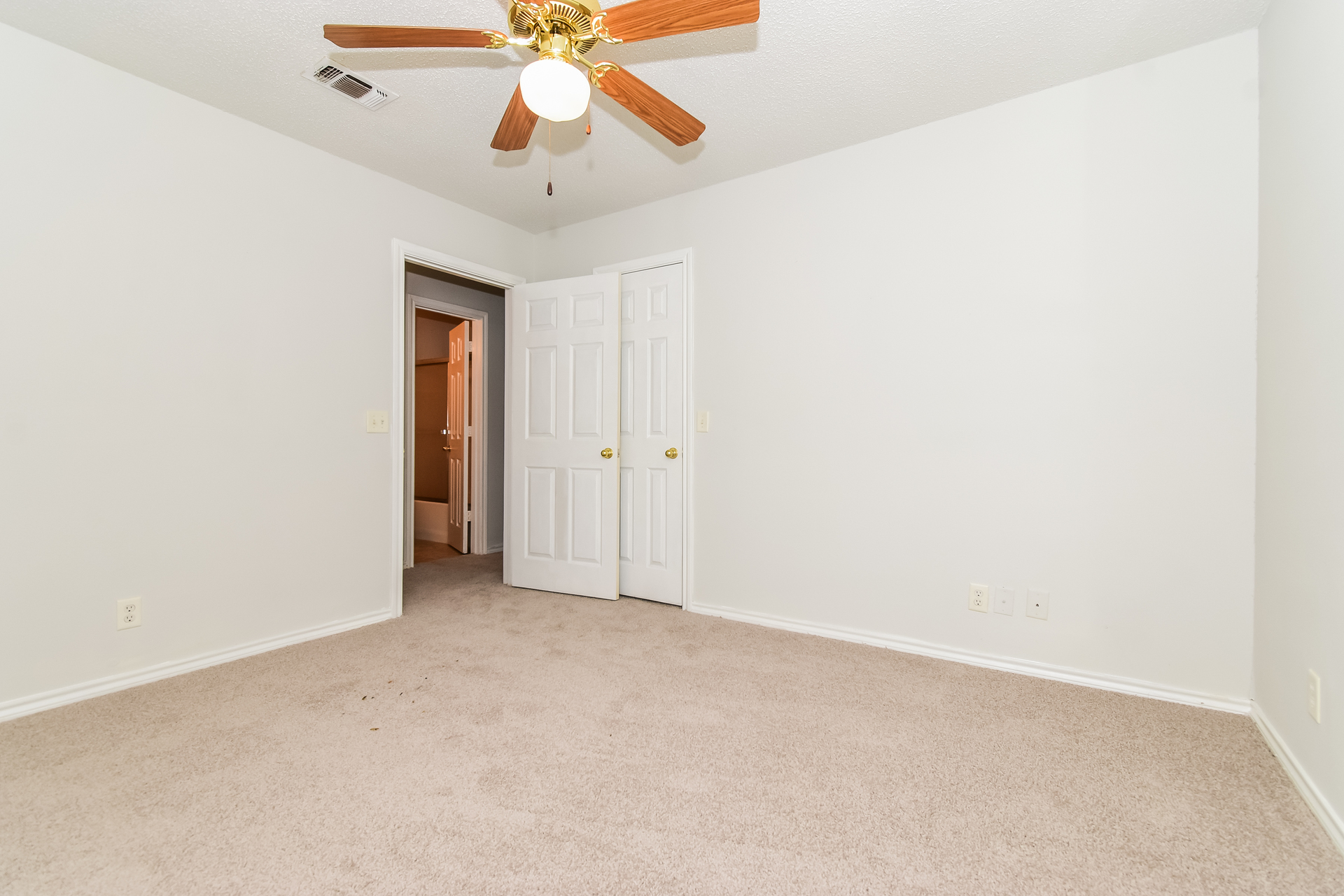 Photo 15 of 20 of 2127 N Village Dr, Bonham, TX