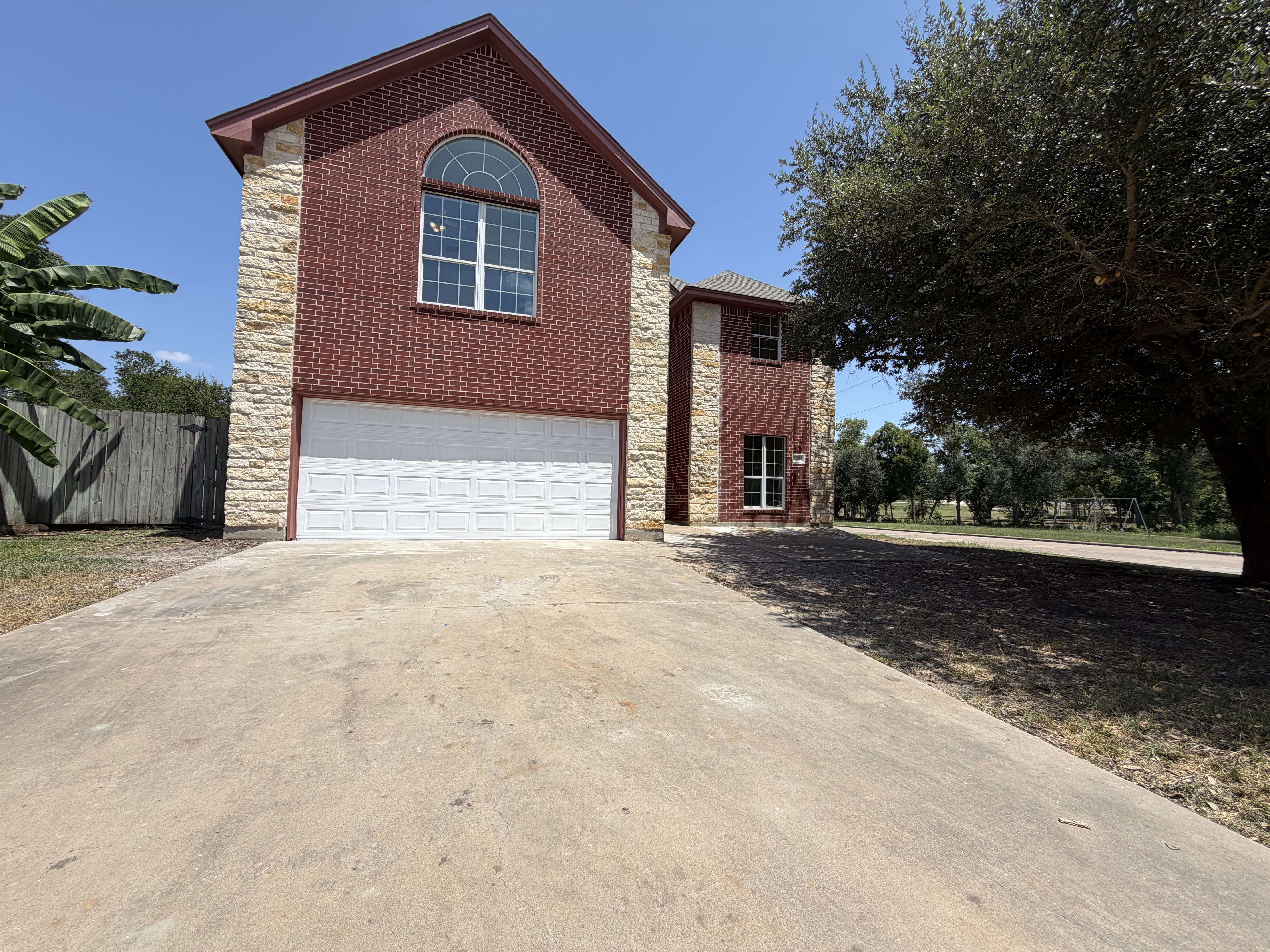 Photo 17 of 20 of 107 S Creek Dr, Bellville, TX