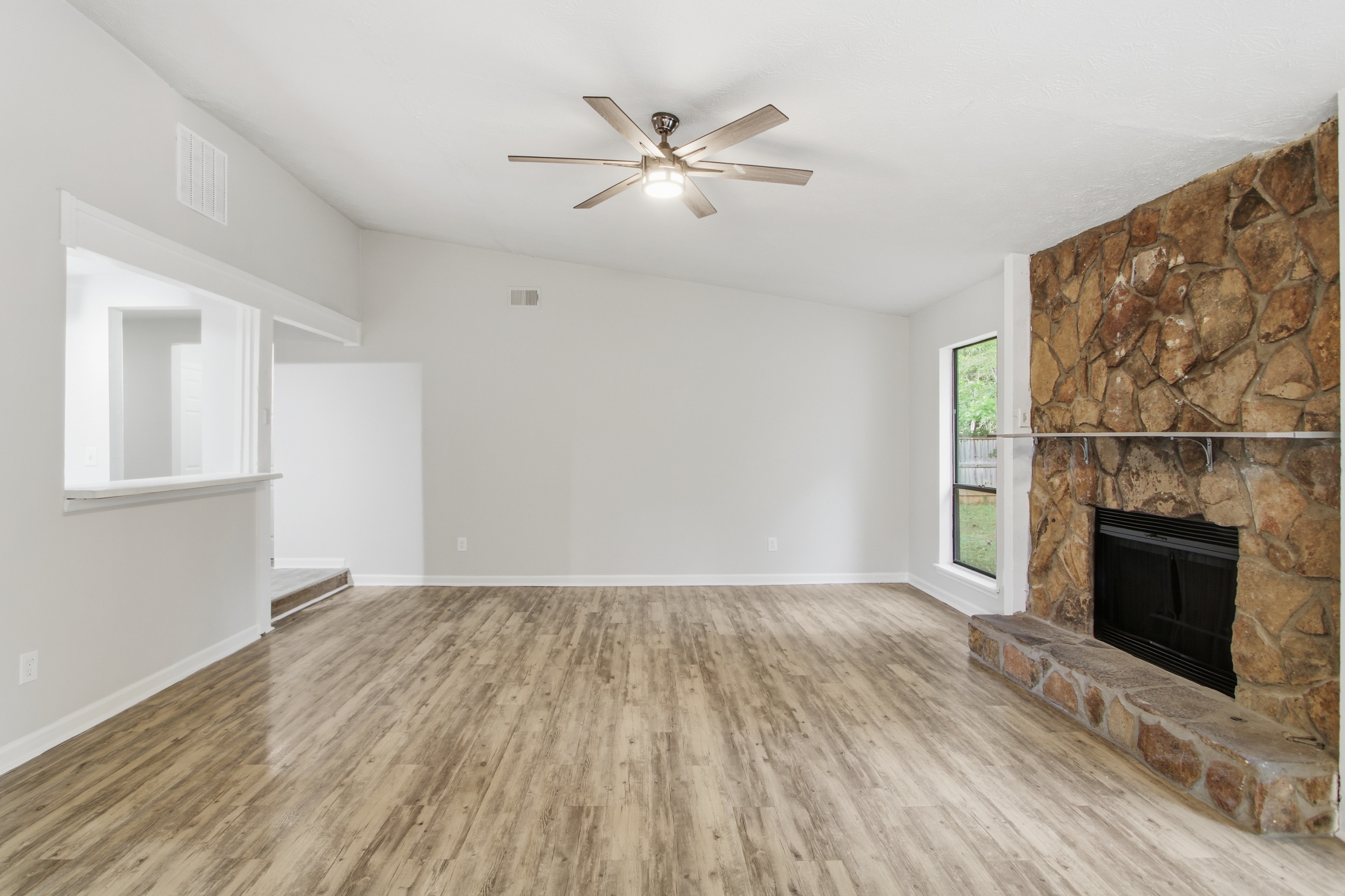 Photo 13 of 31 of 8132 Creekstone Ct, Riverdale, GA