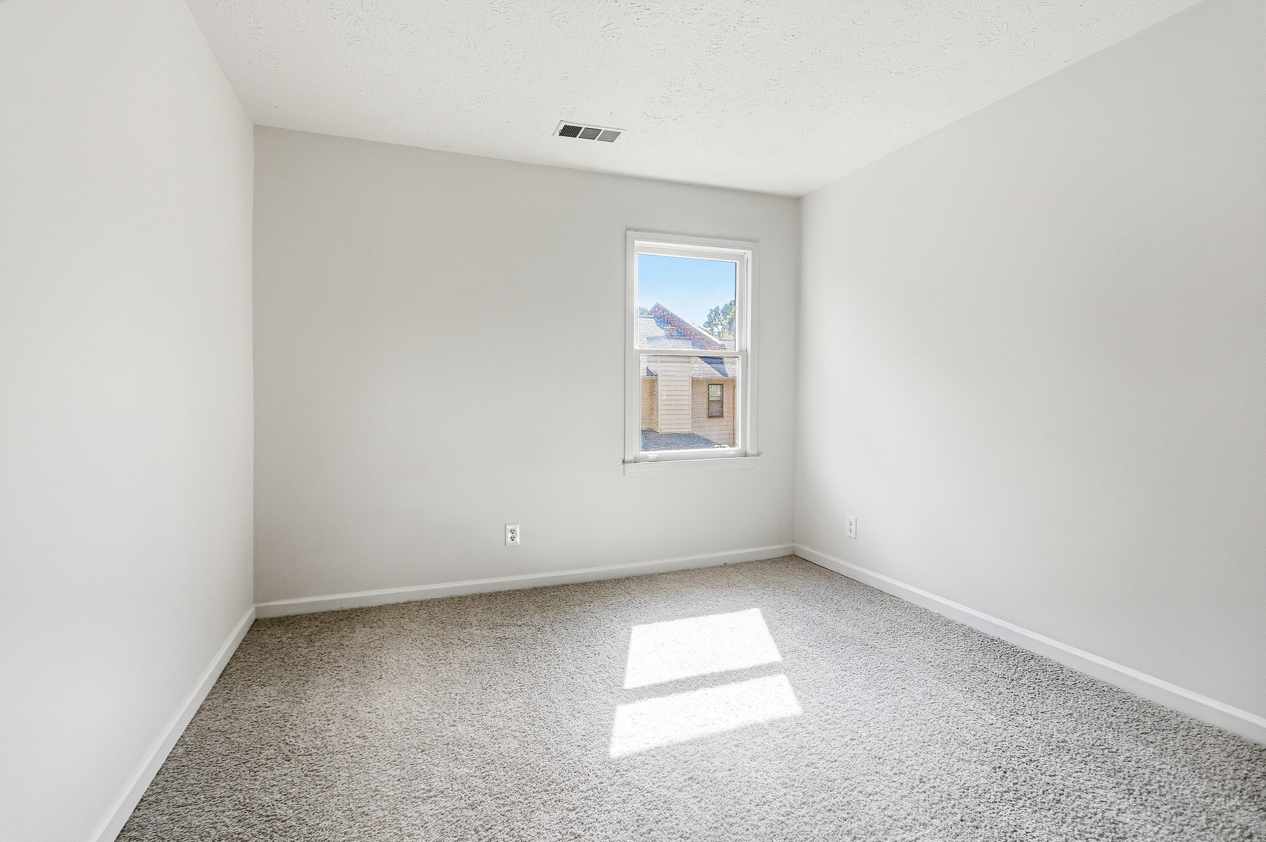 Photo 12 of 24 of 6305 Windsor Trace Dr, Peachtree Corners, GA