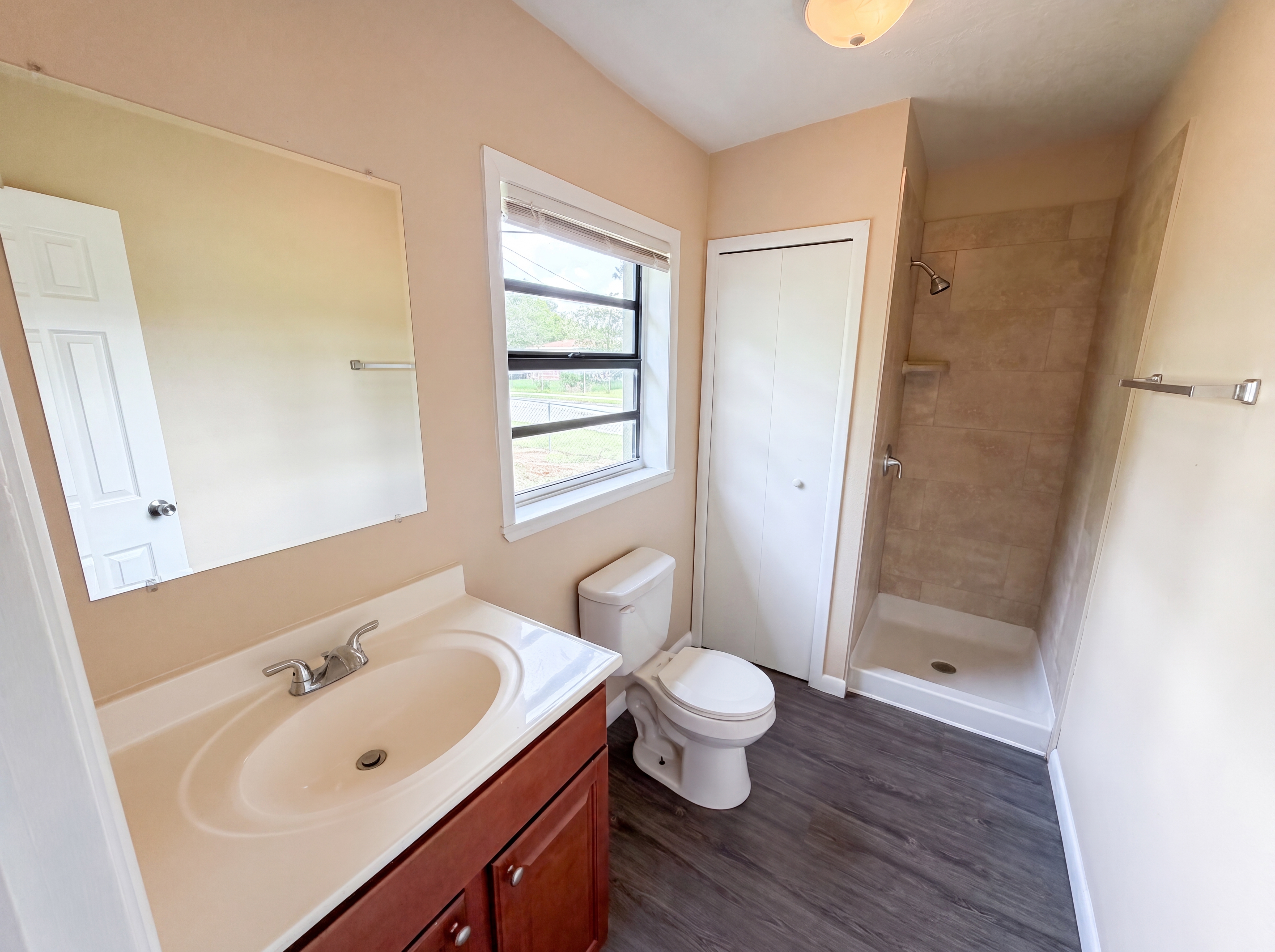 Photo 7 of 25 of 702 S Solandra Dr, Orlando, FL