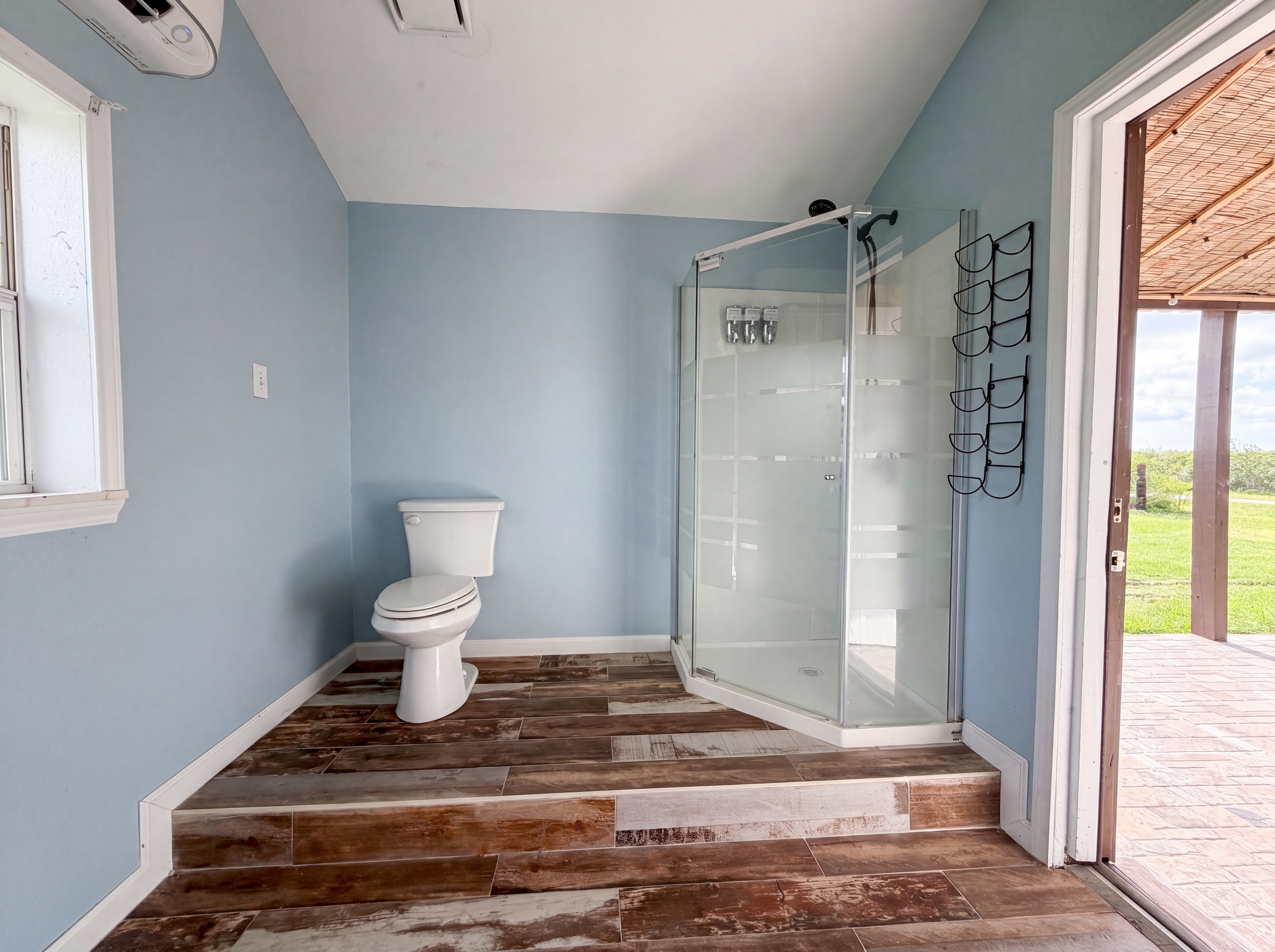 Photo 12 of 19 of 552 Marshall Johnson Ave S, Port Lavaca, TX