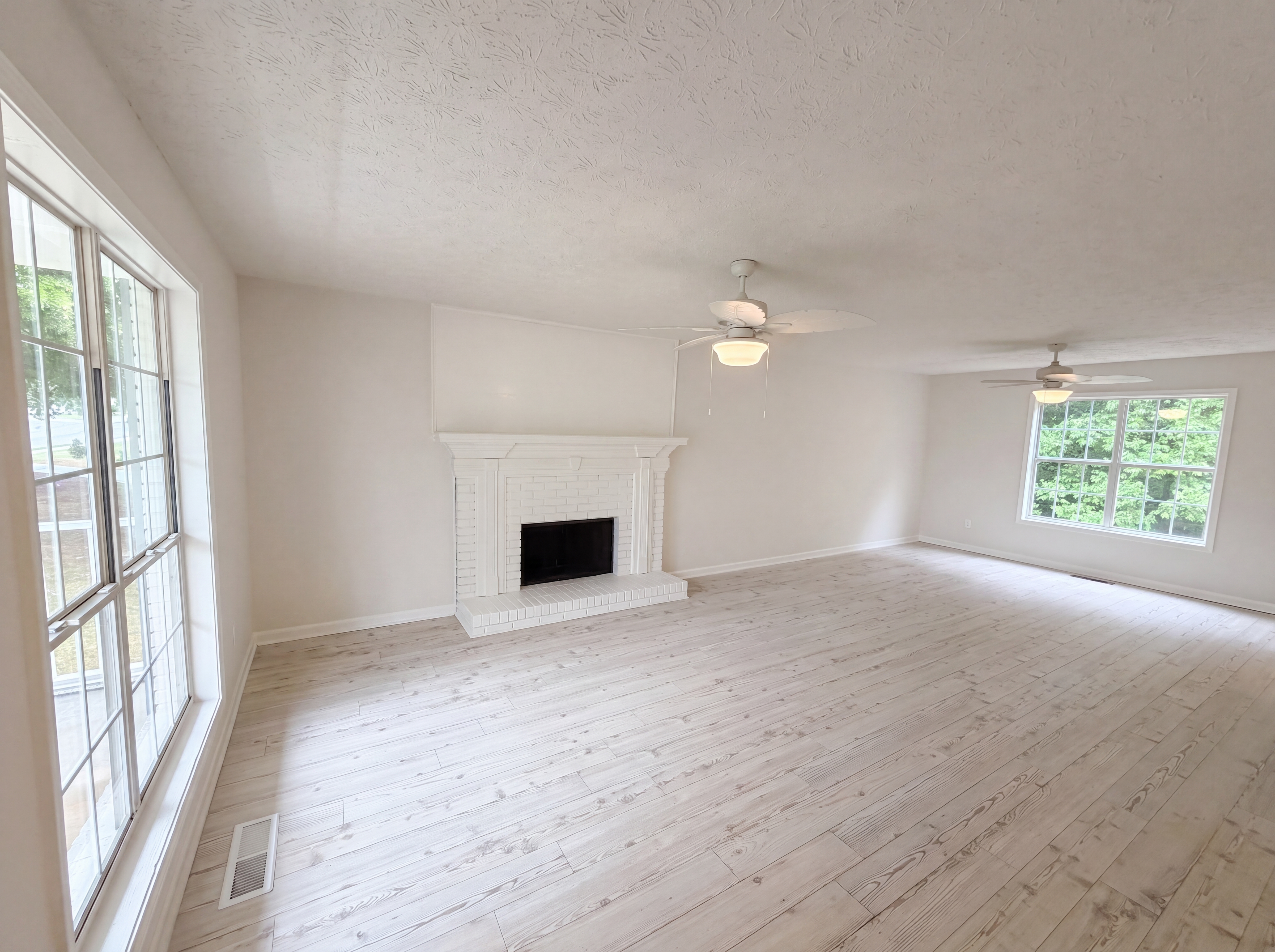 Photo 3 of 21 of 1555 Rose Pointe Dr, Loganville, GA