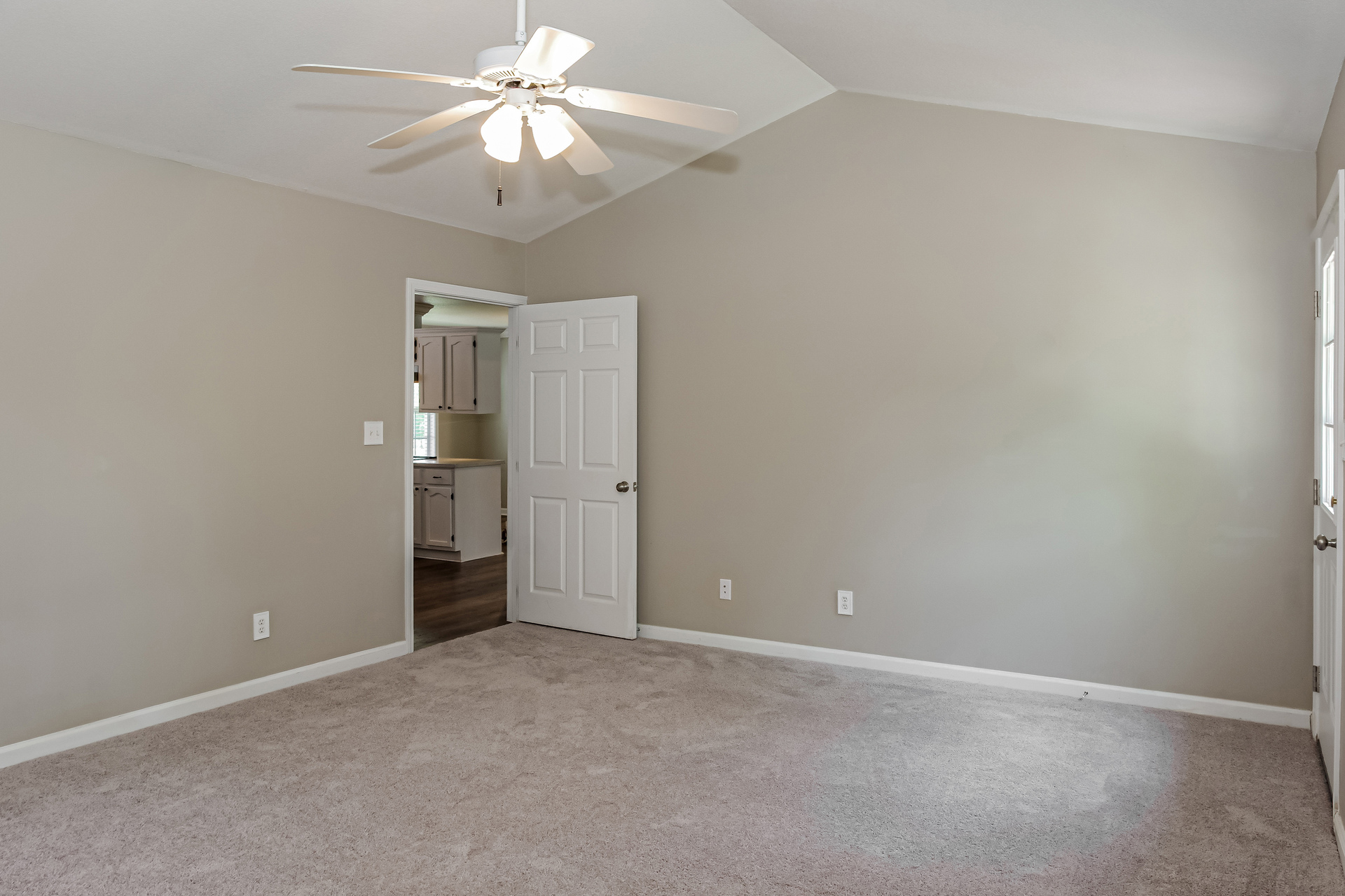 Photo 14 of 21 of 20 Leach Dr, Guntersville, AL