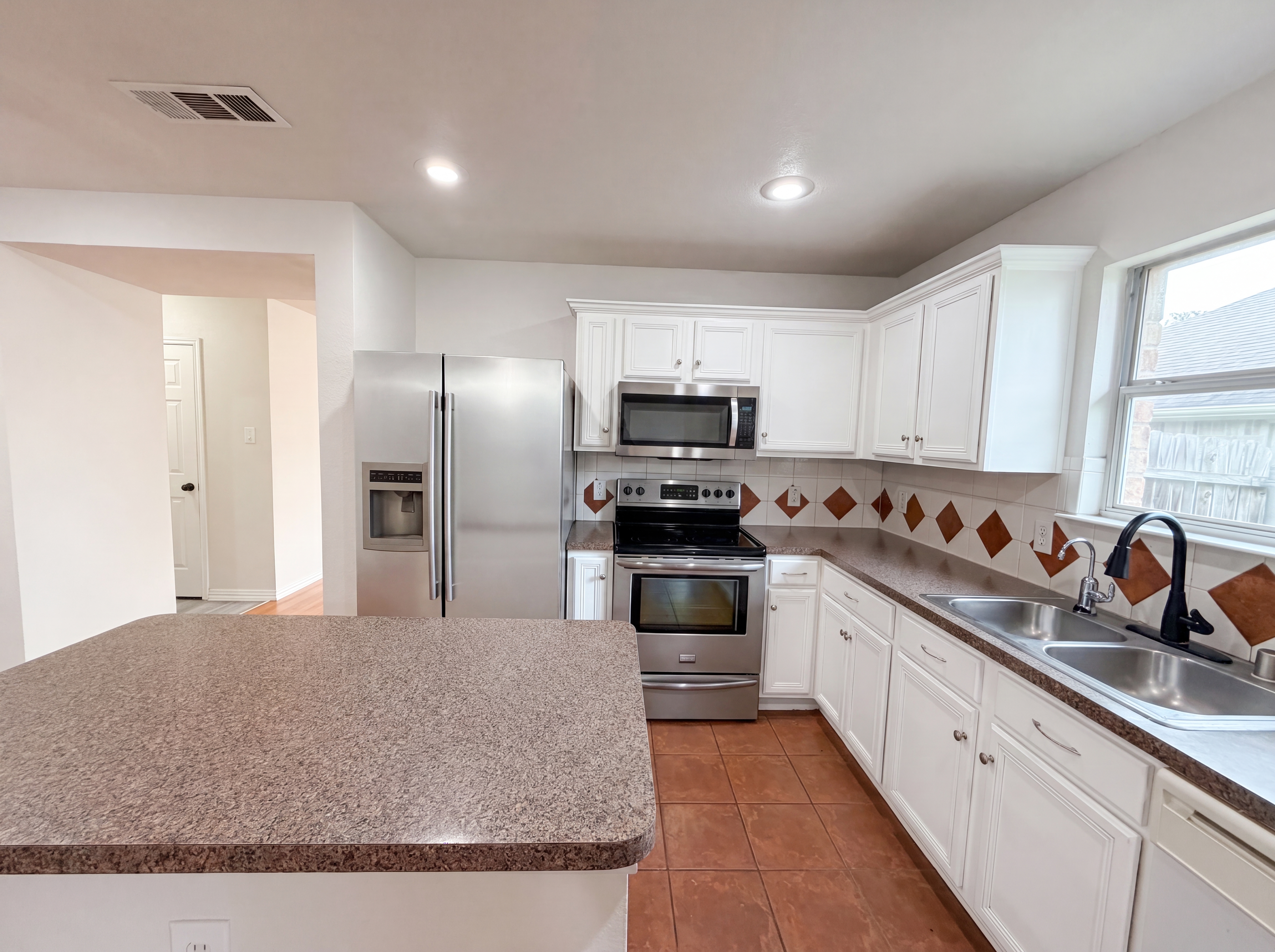 Photo 2 of 19 of 111 Forest Park Ln, Red Oak, TX