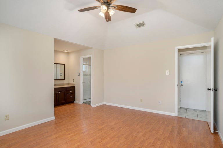 Photo 11 of 17 - 3806 Teakwood Dr, La Porte, TX 77571
