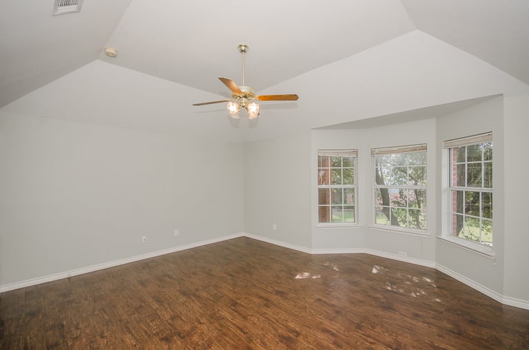 Photo 3 of 28 - 1628 Chapman St, Cedar Hill, TX 75104