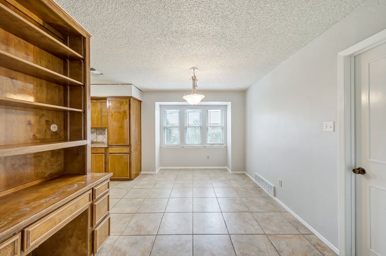 Photo 4 of 32 - 4725 Cinnamon Hill Dr, Fort Worth, TX 76133