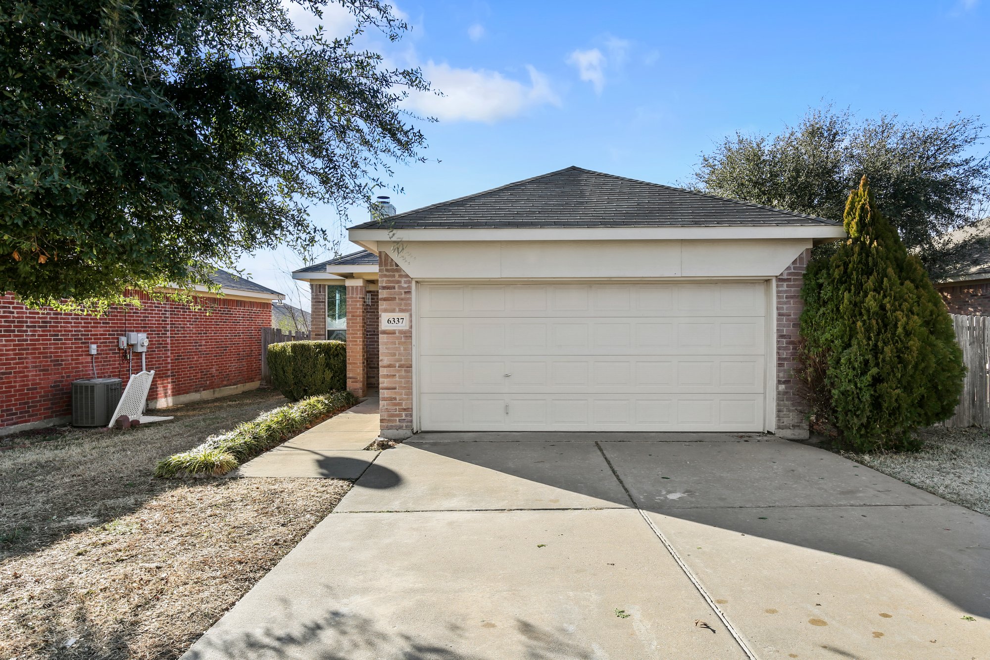 Photo 1 of 25 - 6337 Downeast Dr, Fort Worth, TX 76179