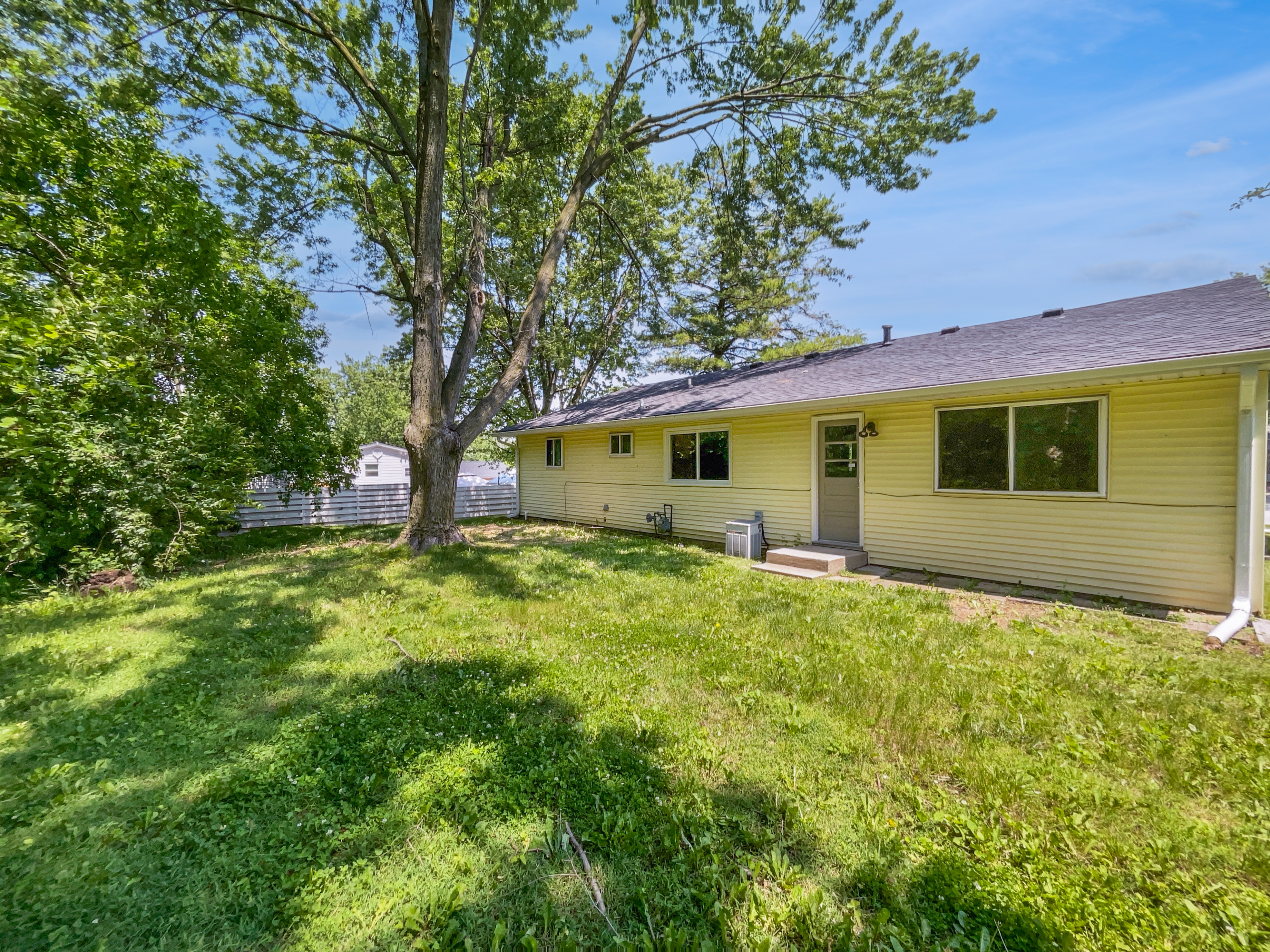 Photo 8 of 19 of 3344 Southwest Dr, Indianapolis, IN