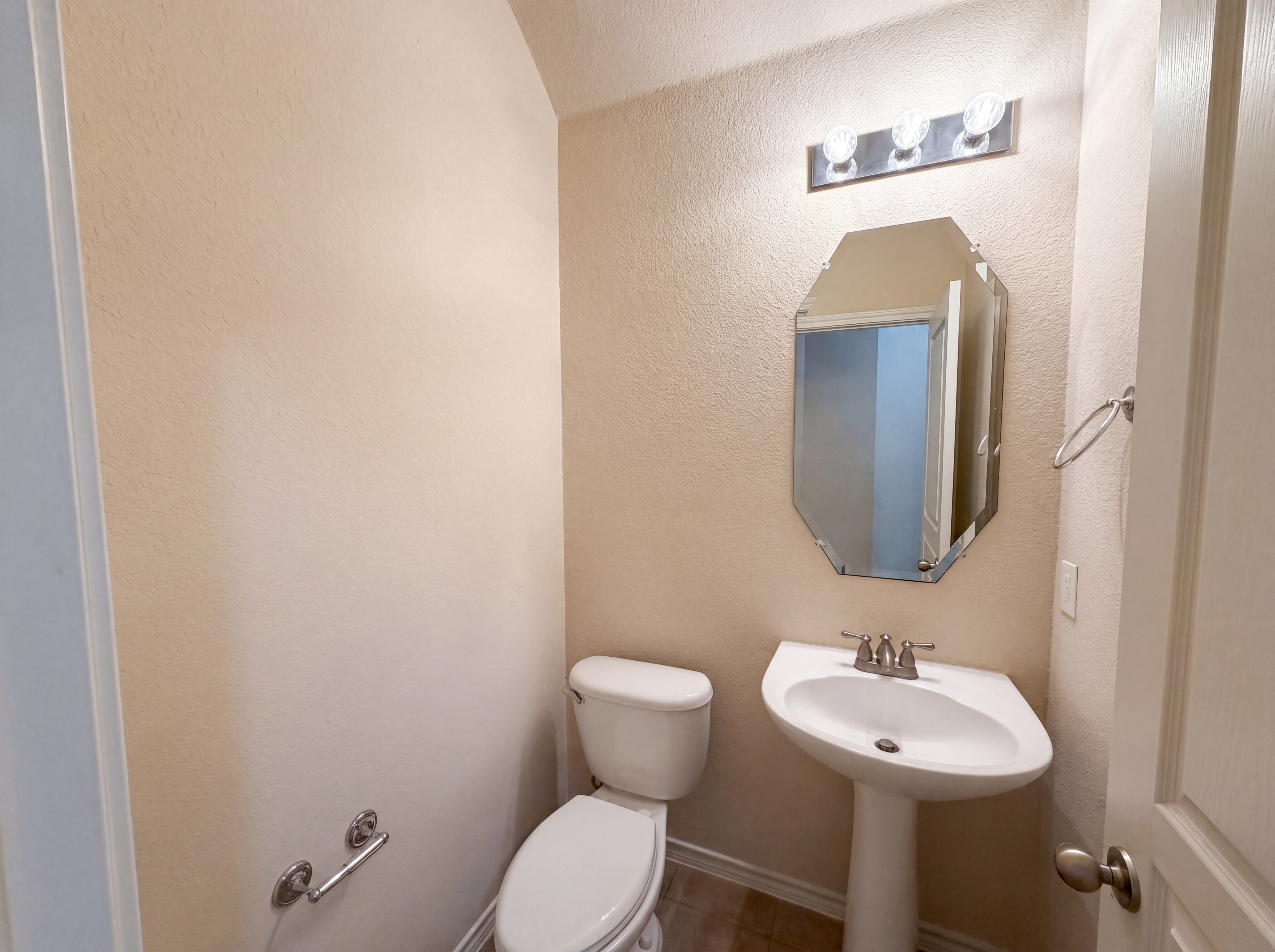 Photo 13 of 20 of 9816 Mullins Crossing Dr, Fort Worth, TX