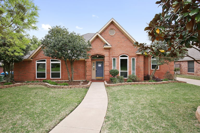 Photo 1 of 26 - 9 Red Oak Ct, Mansfield, TX 76063