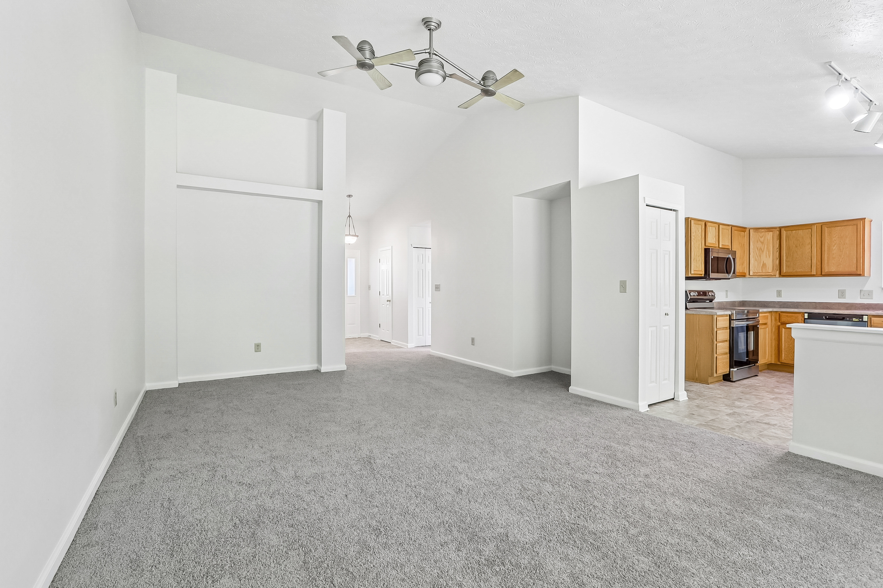 Photo 3 of 26 of 2045 Sotheby Ln, Indianapolis, IN