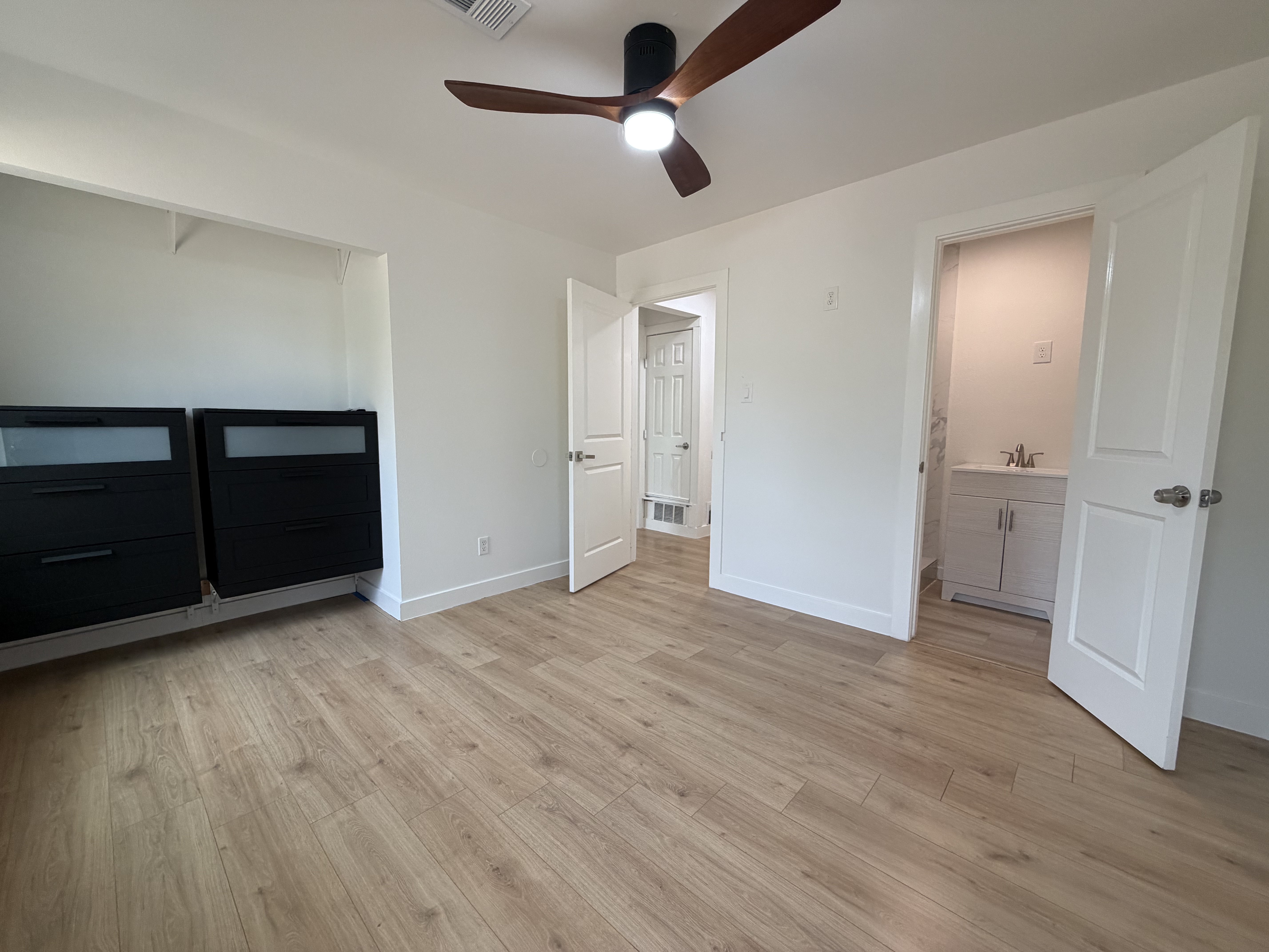 Photo 4 of 14 of 606 E Langley Blvd, Universal City, TX