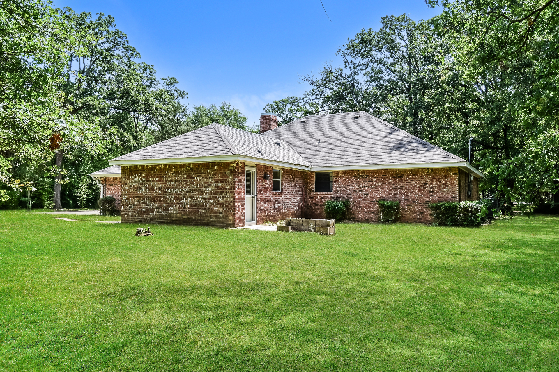 Photo 5 of 21 of 320 33rd St SW, Paris, TX