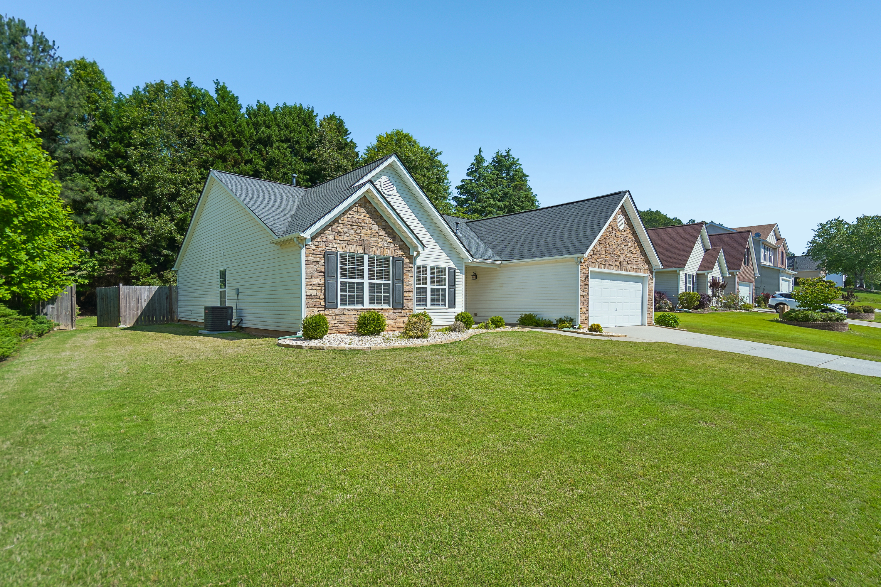Photo 10 of 31 of 2213 Skylar Leigh Dr, Buford, GA