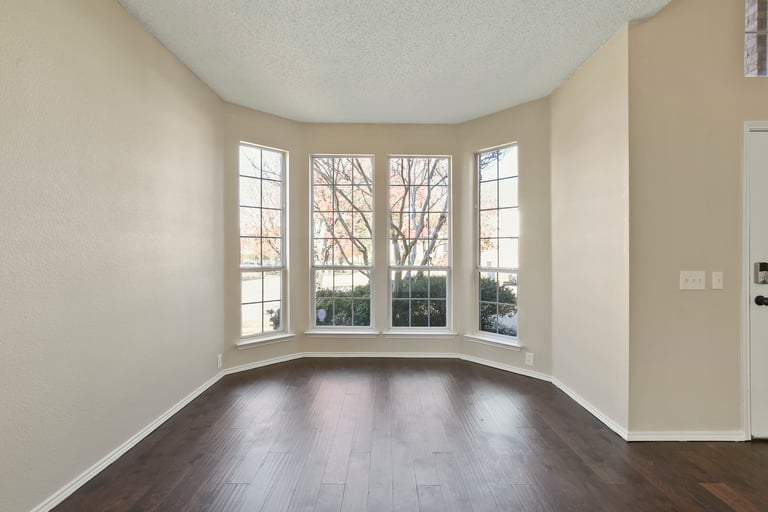 Photo 4 of 30 - 4648 Park Bend Dr, Fort Worth, TX 76137