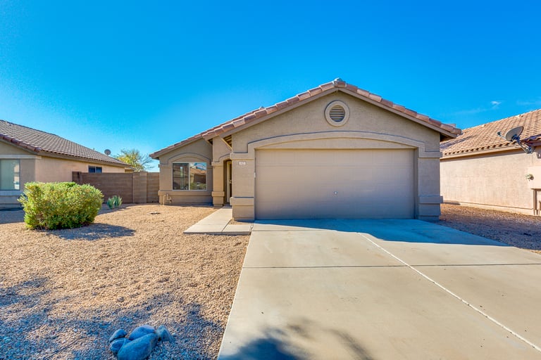 Photo 1 of 22 - 1027 E Mohave Ln, Apache Junction, AZ 85119