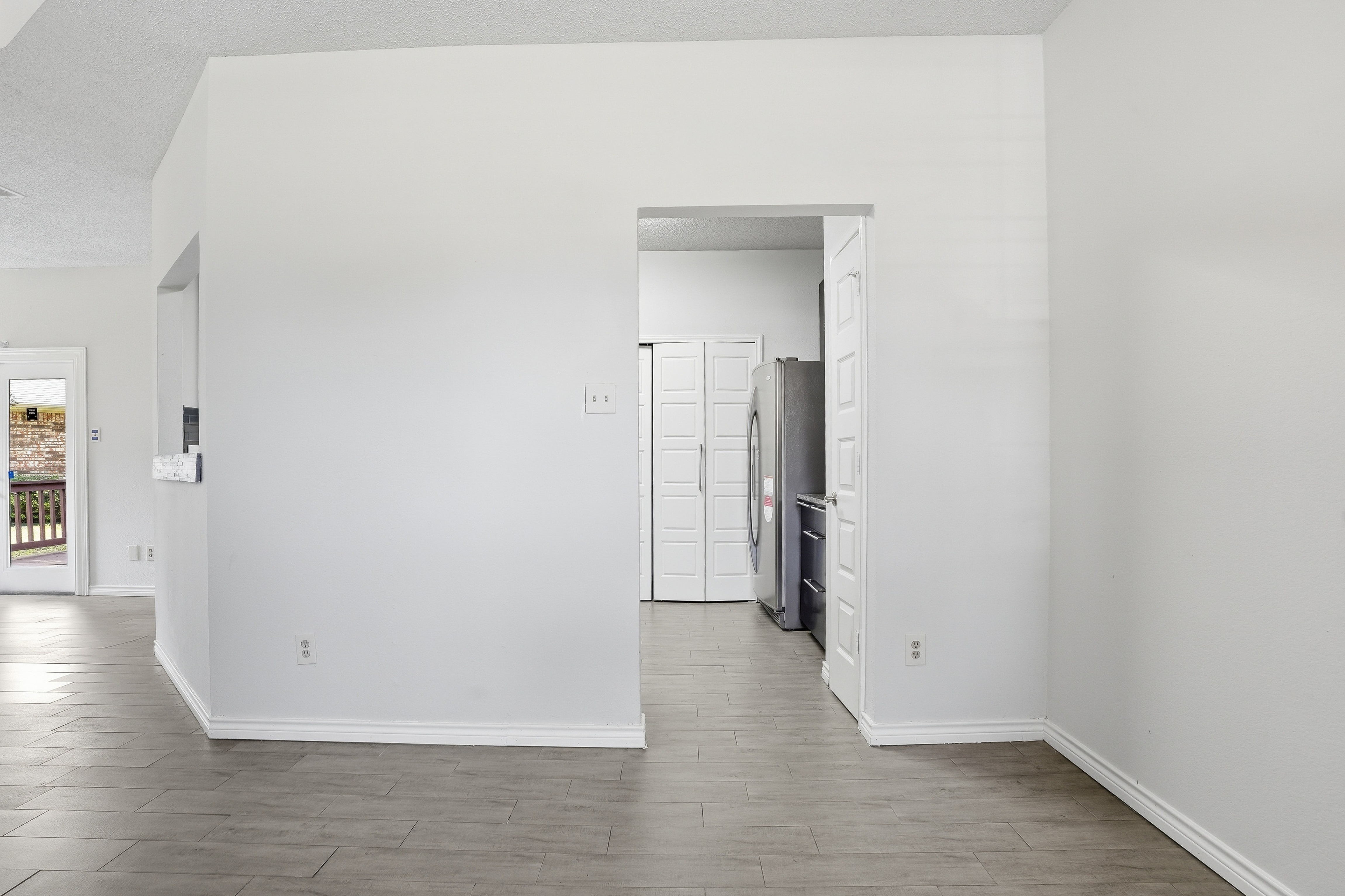 Photo 11 of 31 of 2142 Falcon Ridge Dr, Carrollton, TX