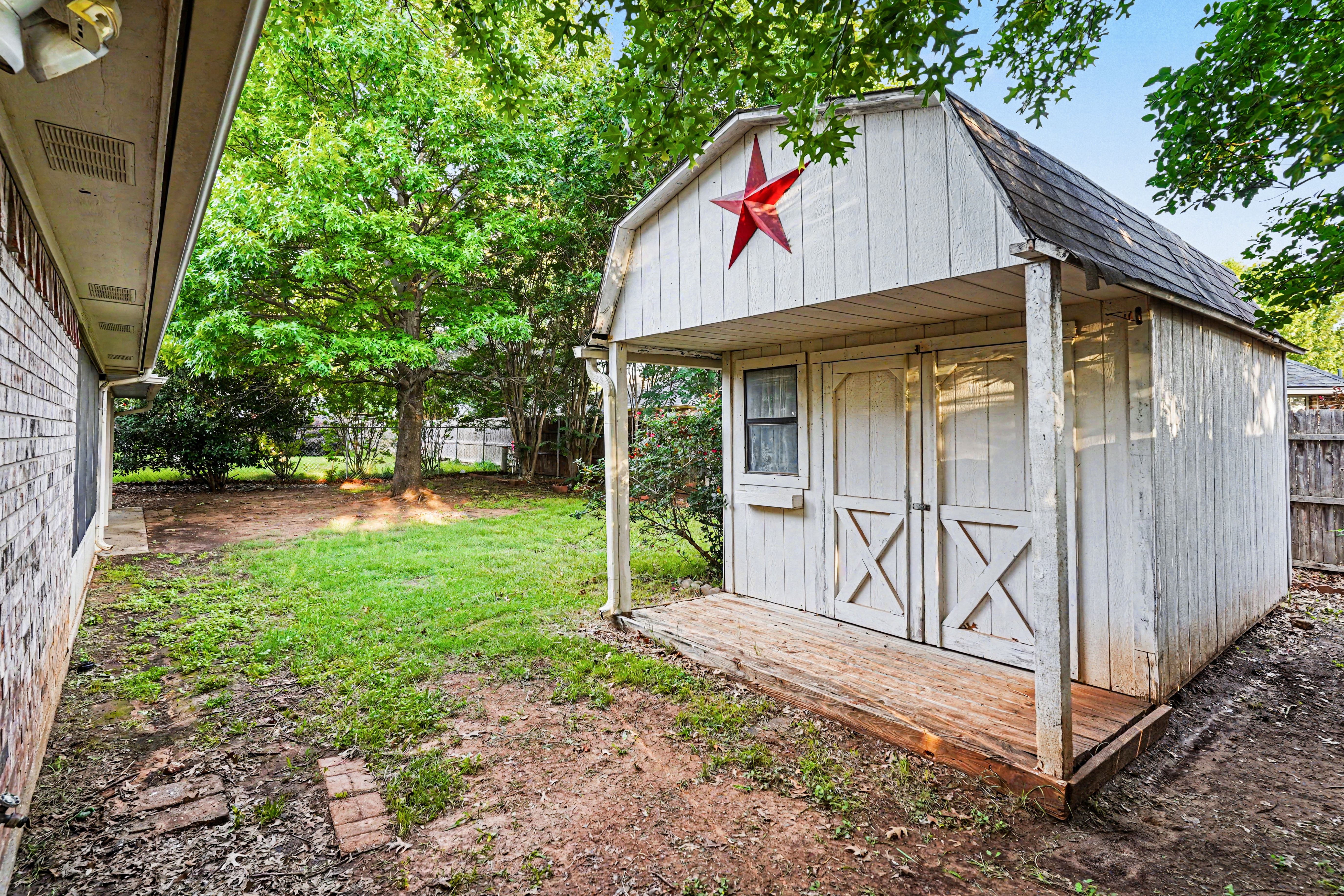 Photo 16 of 17 of 1504 Clover Ln, Granbury, TX