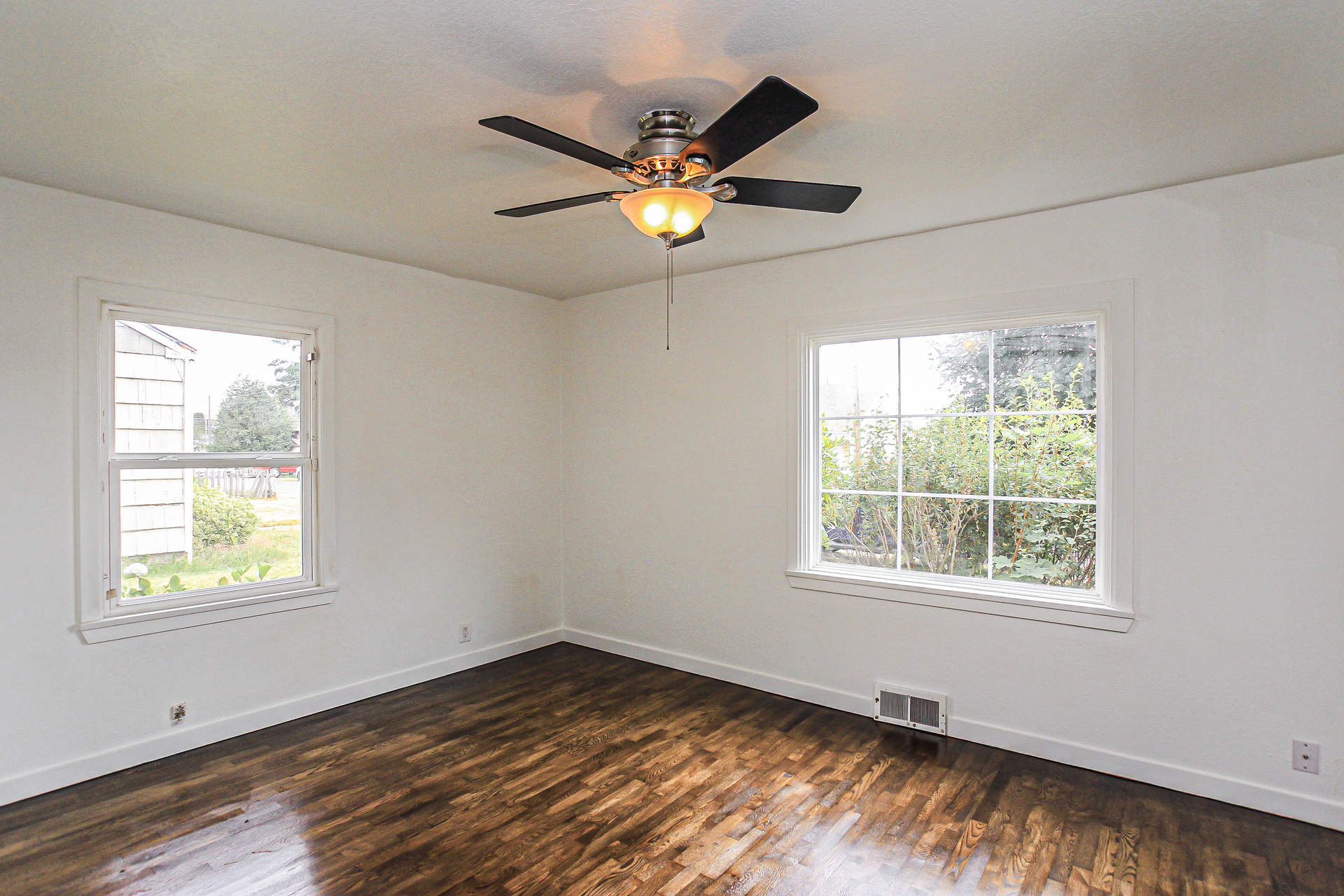 Photo 4 of 21 of 6426 S G St, Tacoma, WA