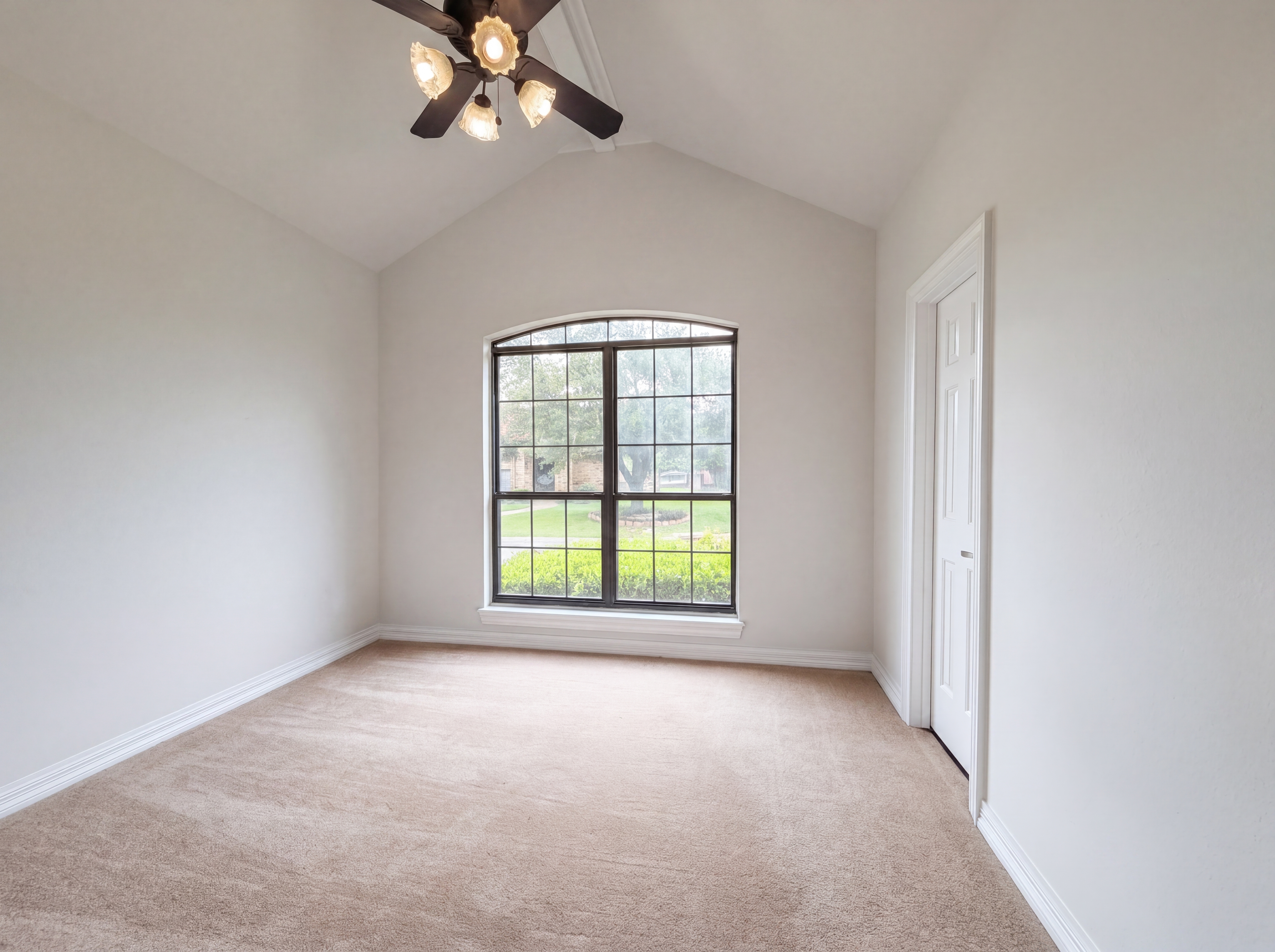 Photo 4 of 28 of 2405 Castle Rock Rd, Arlington, TX