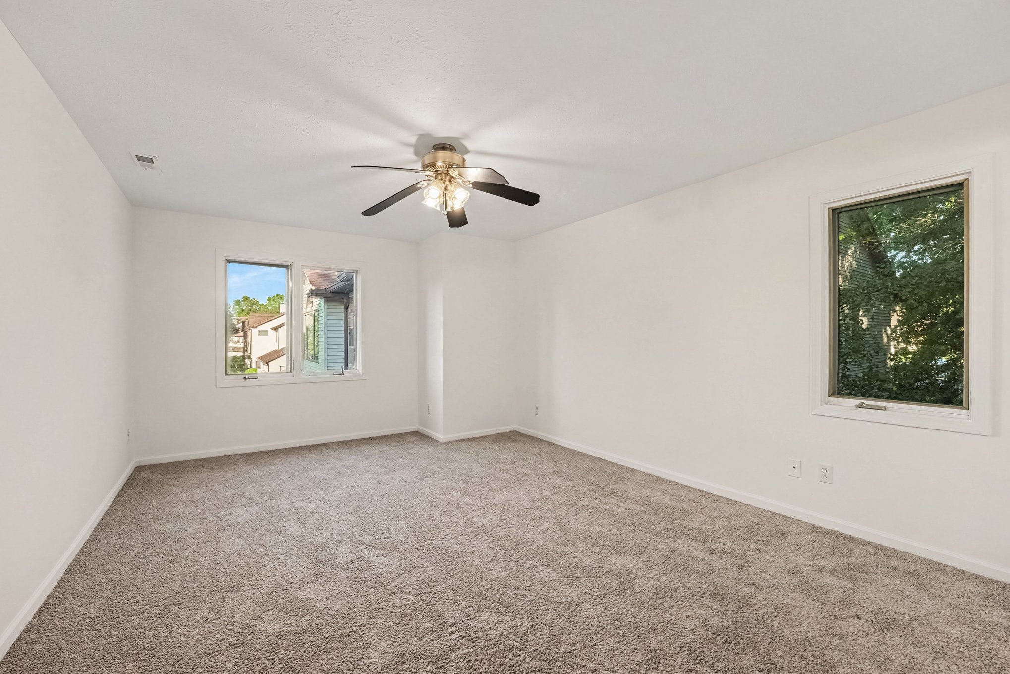 Photo 4 of 24 of 9673 Sylvan Ln, Concord Township, OH