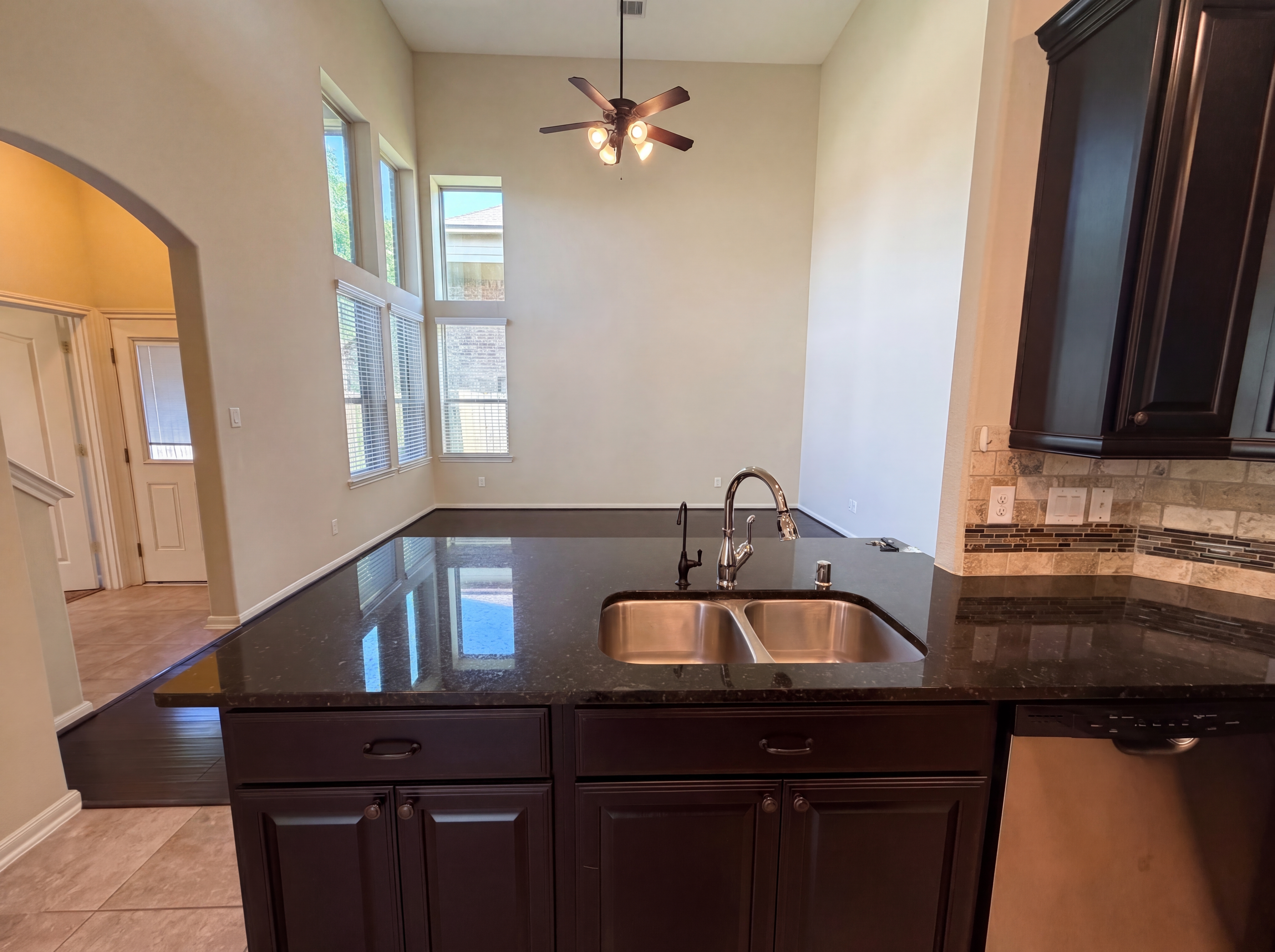 Photo 17 of 26 of 6523 Hunters Creek Ln, Baytown, TX