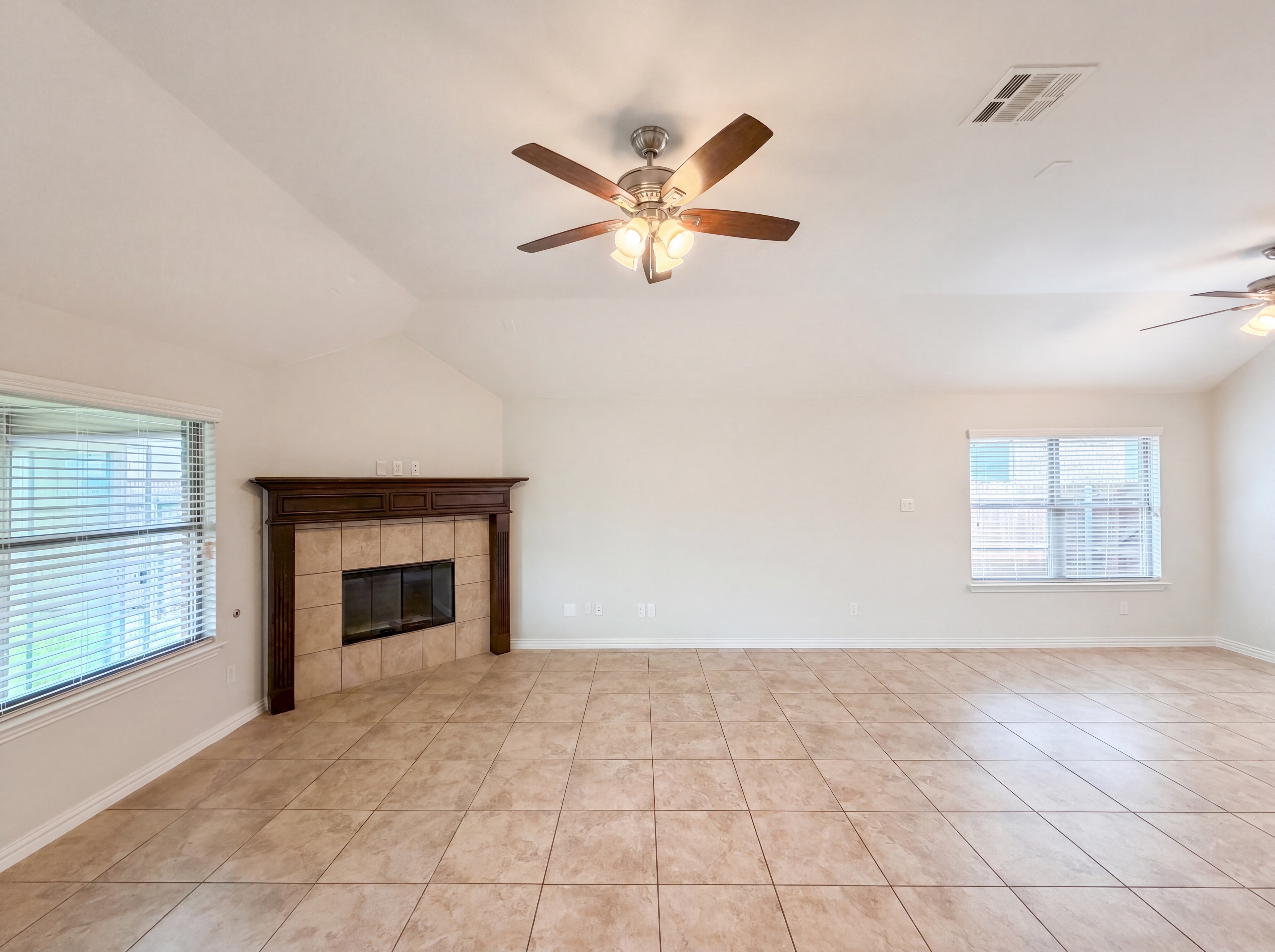 Photo 8 of 20 of 709 Ravenwood Dr, Saginaw, TX