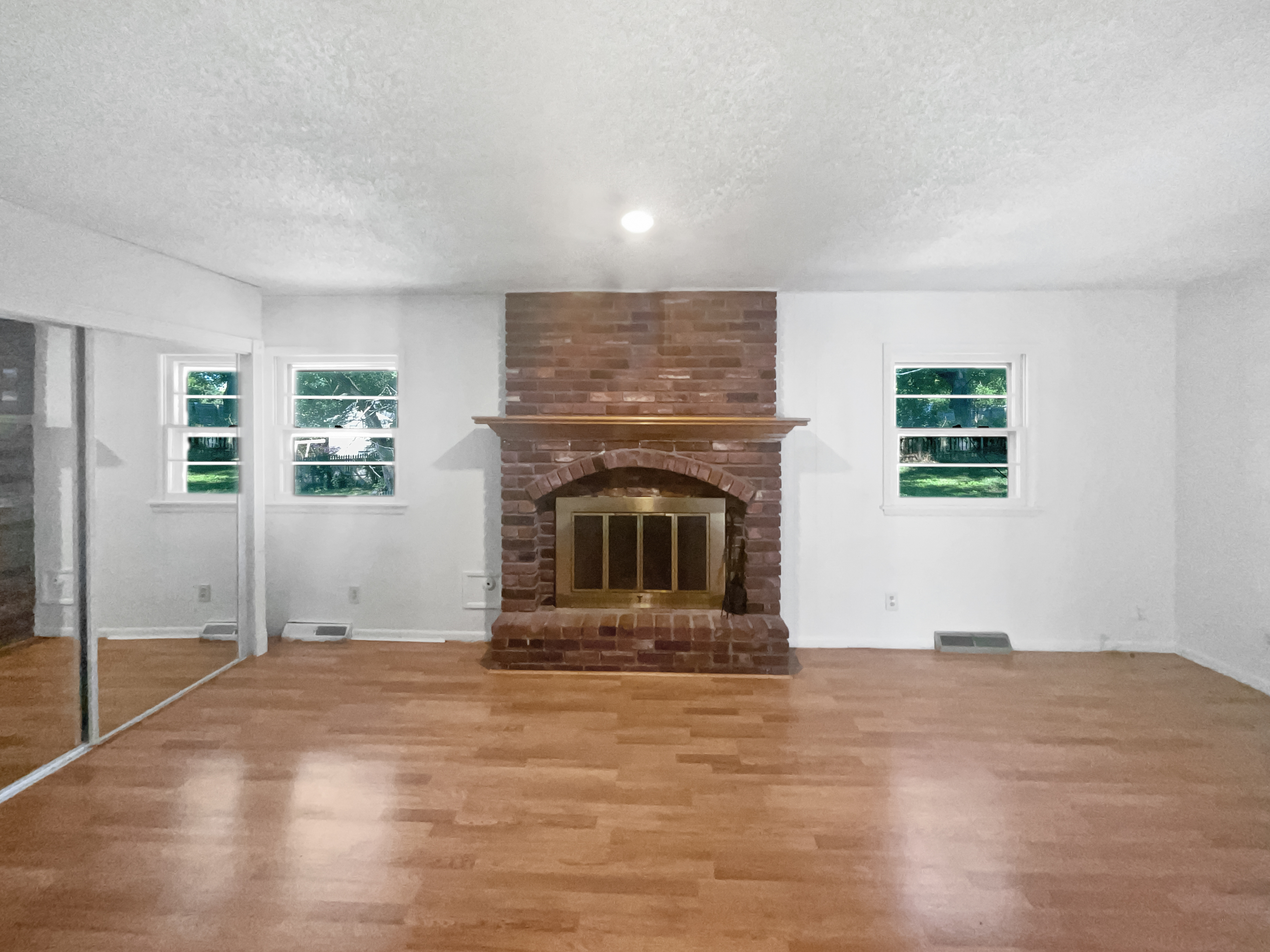 Photo 3 of 24 of 4958 N Lister Ave, Kansas City, MO