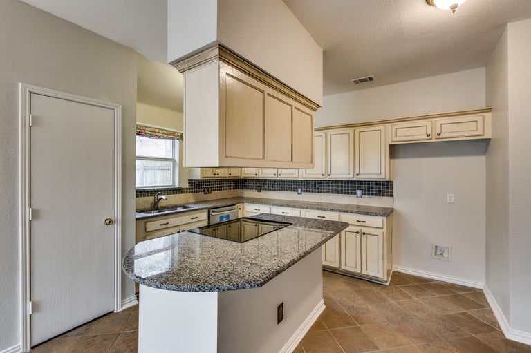 Photo 7 of 27 - 564 Dylan Ct, Azle, TX 76020