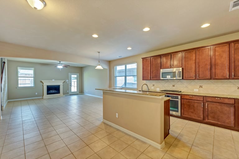Photo 8 of 27 - 1124 Crest Breeze Dr, Haslet, TX 76052