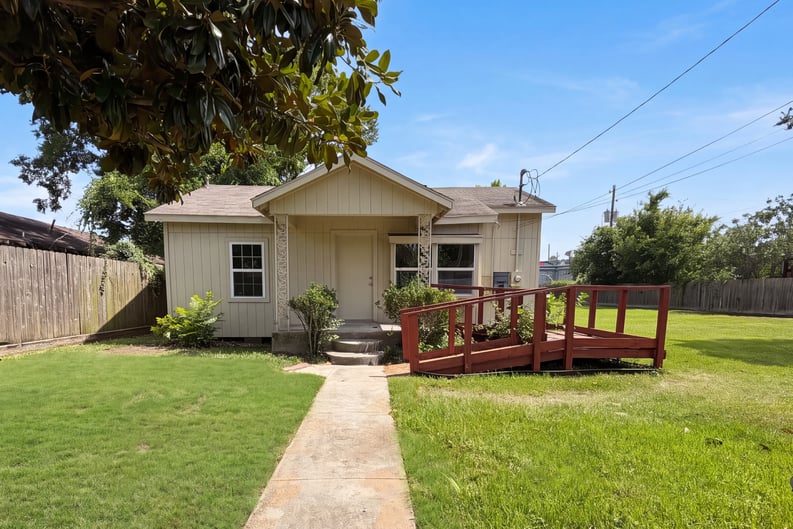 Property photo 1 of 4214 E Toliver St