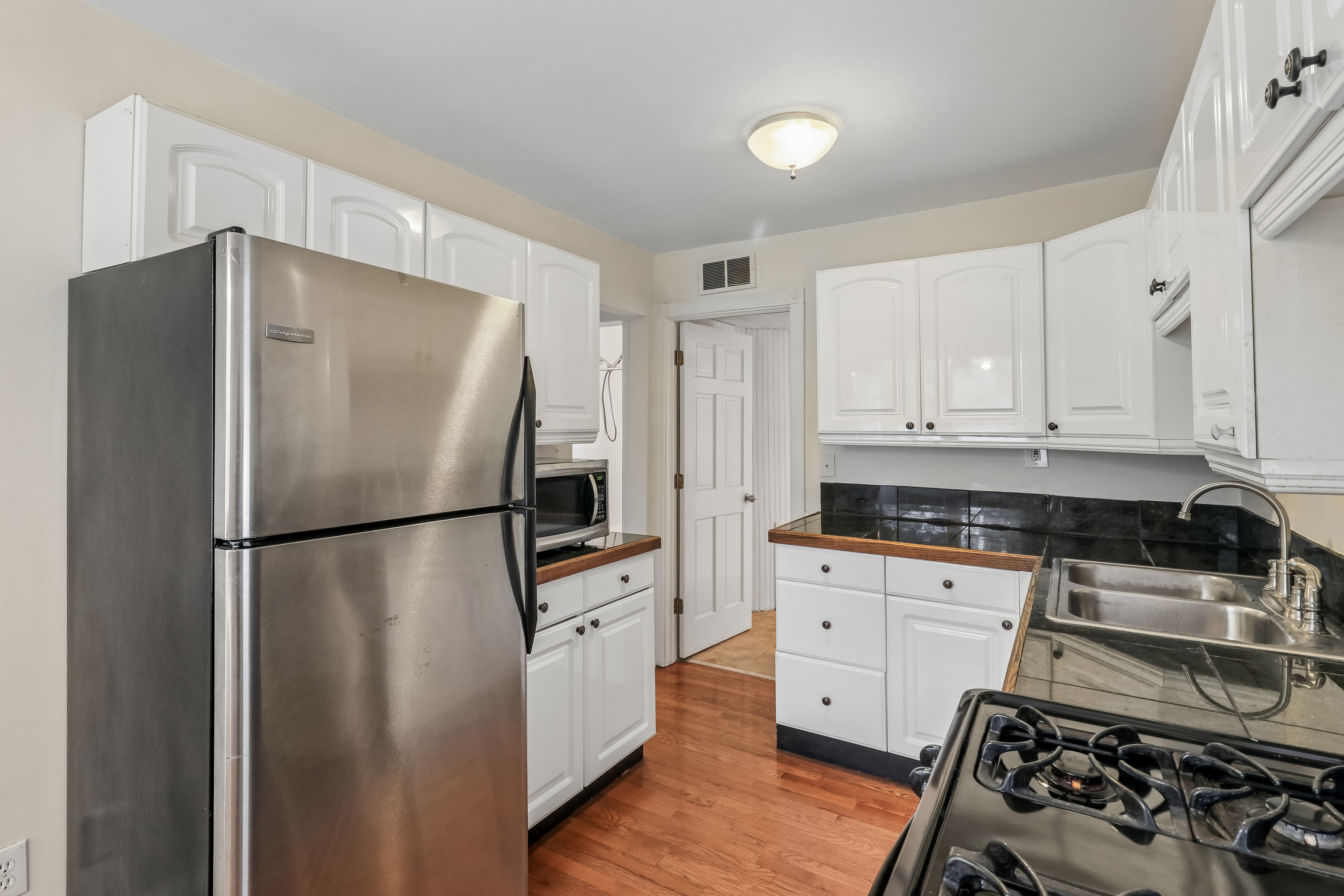 Photo 14 of 35 of 4811 Roslyn Rd, Downers Grove, IL