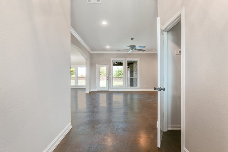 Photo 6 of 25 - 5655 Gebron Ct, Fort Worth, TX 76126