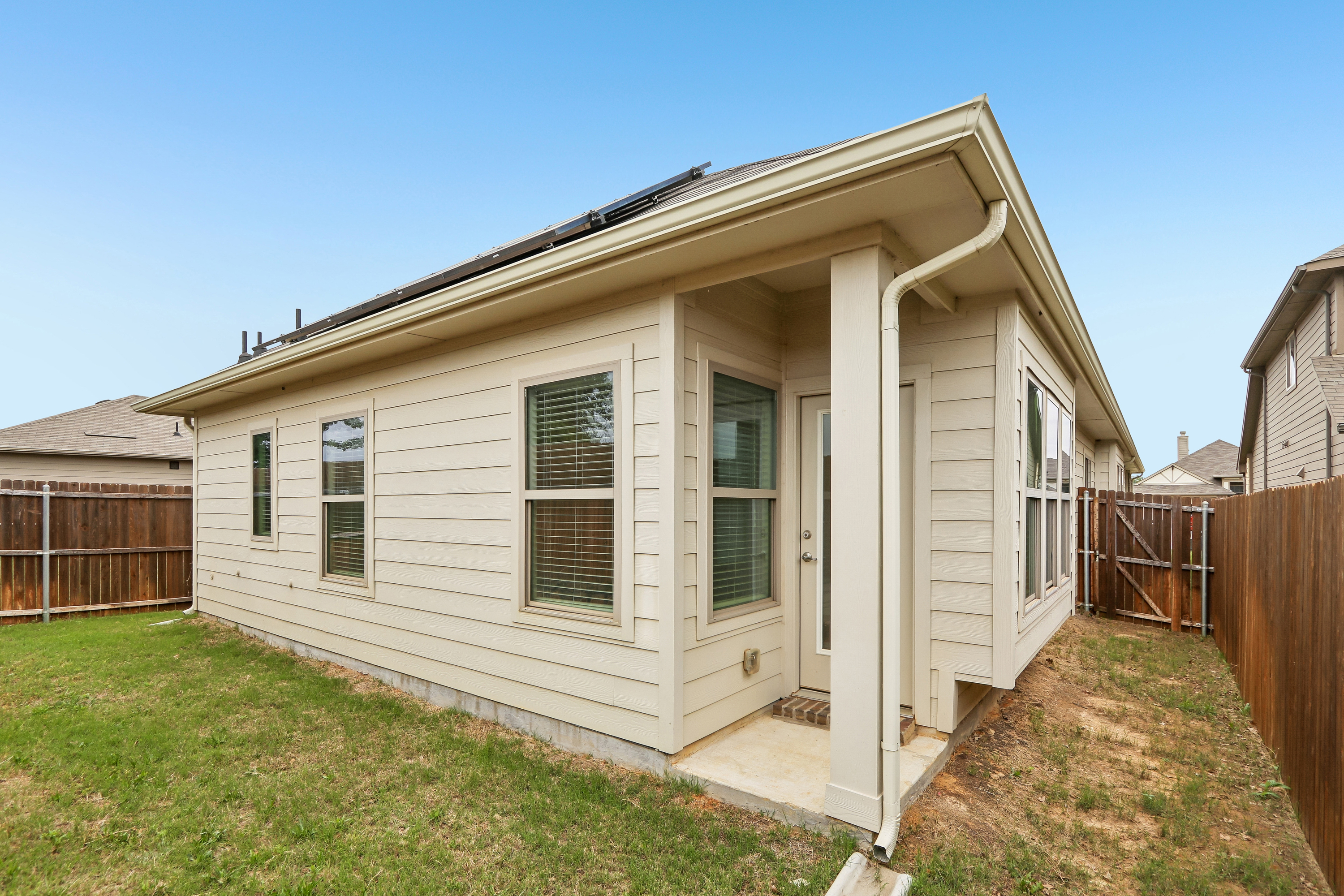Photo 5 of 42 of 568 Val Verde St, Aubrey, TX