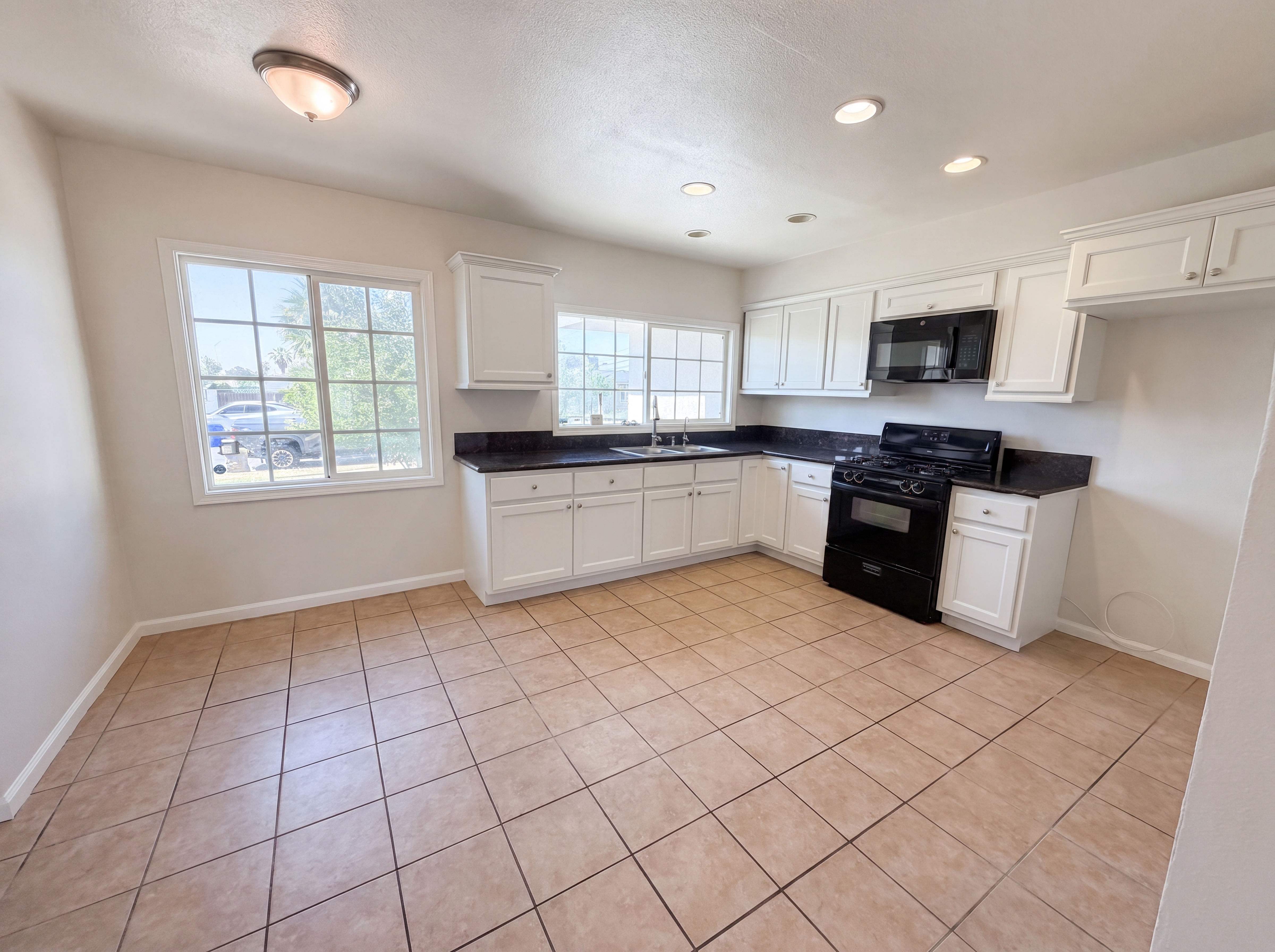 Photo 6 of 17 of 322 E Mariposa Dr, Rialto, CA