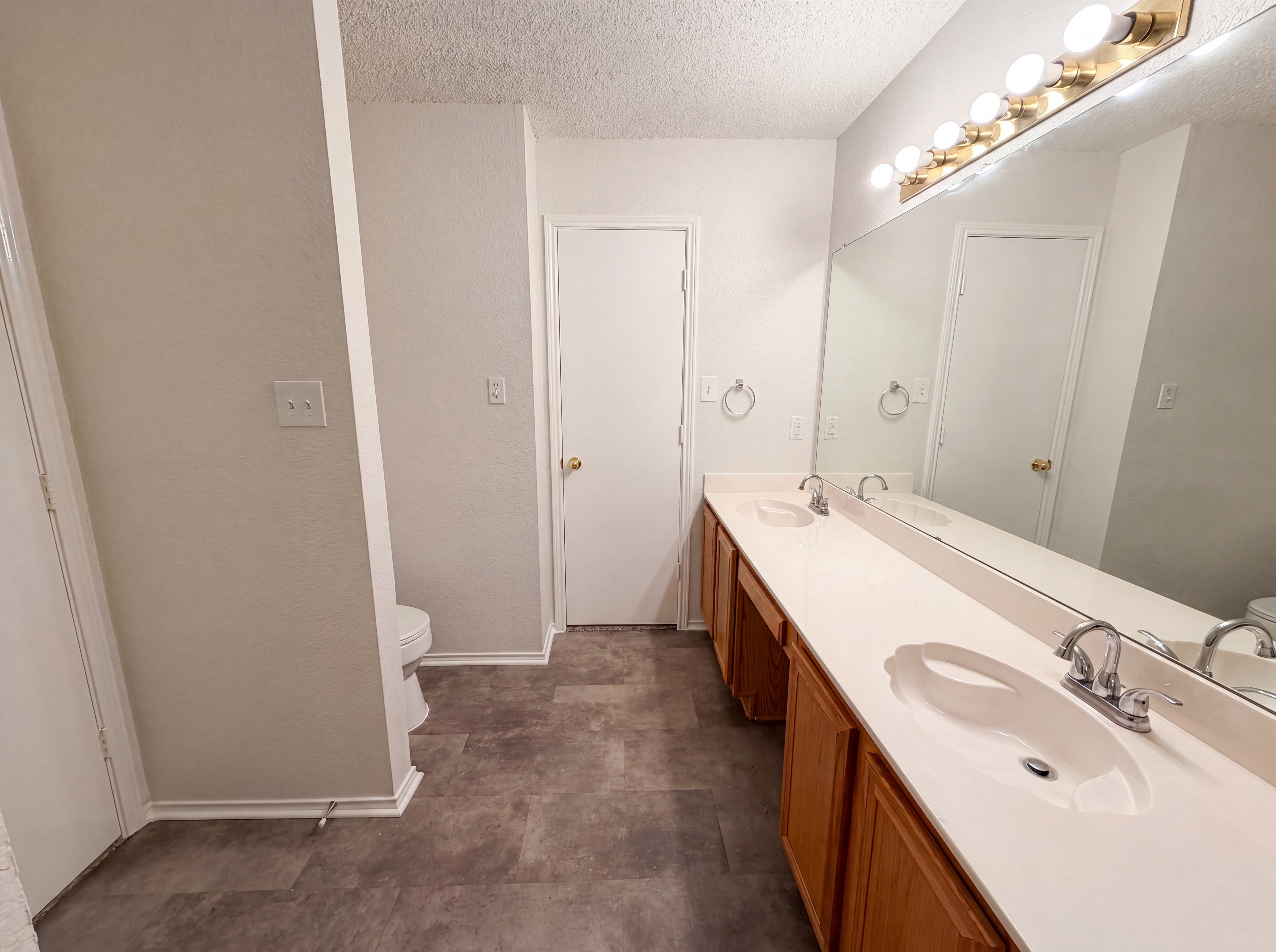 Photo 11 of 18 of 10304 Pondwood Dr, Dallas, TX