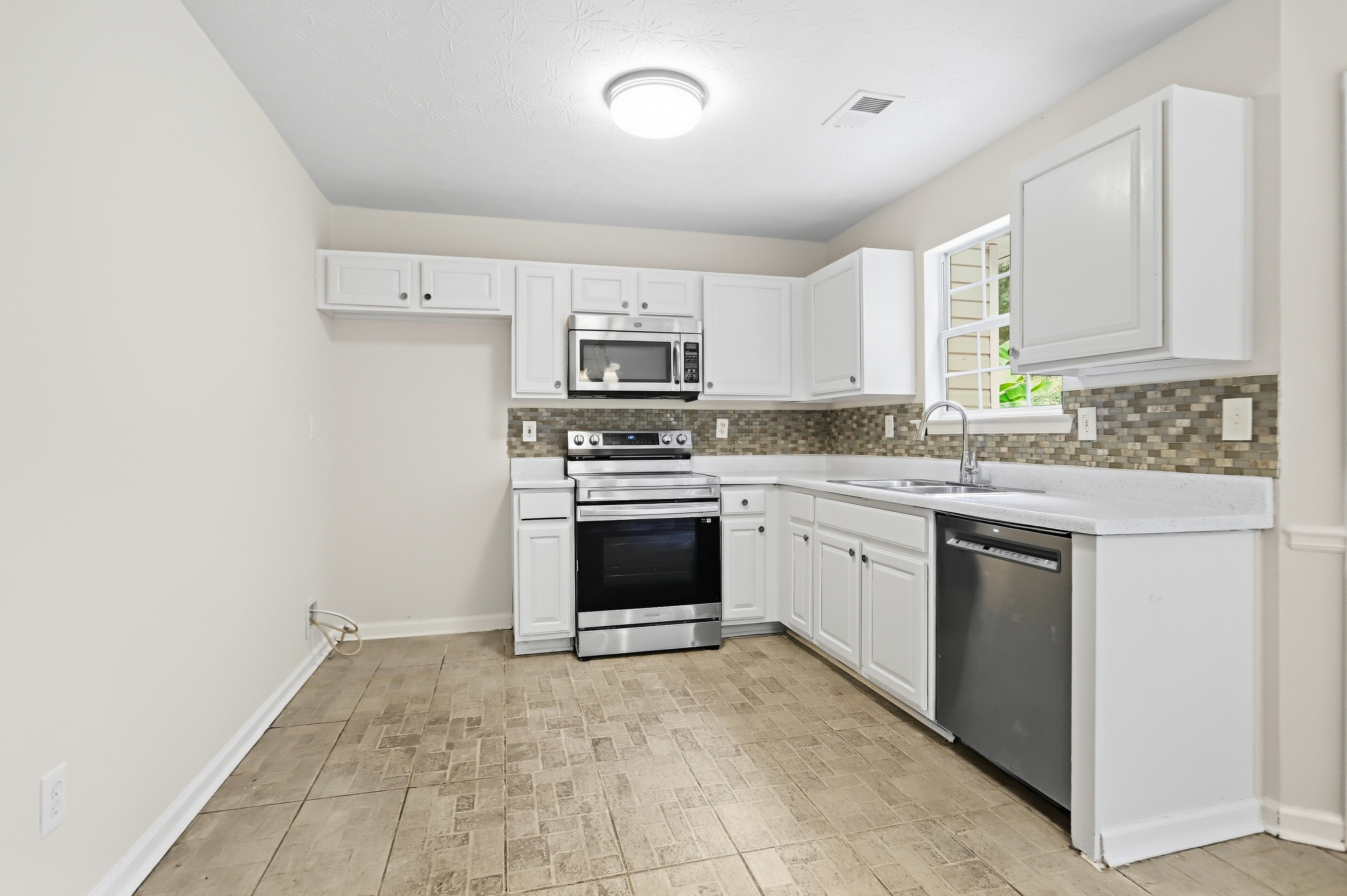 Photo 9 of 37 of 310 Kaden Ct, McDonough, GA