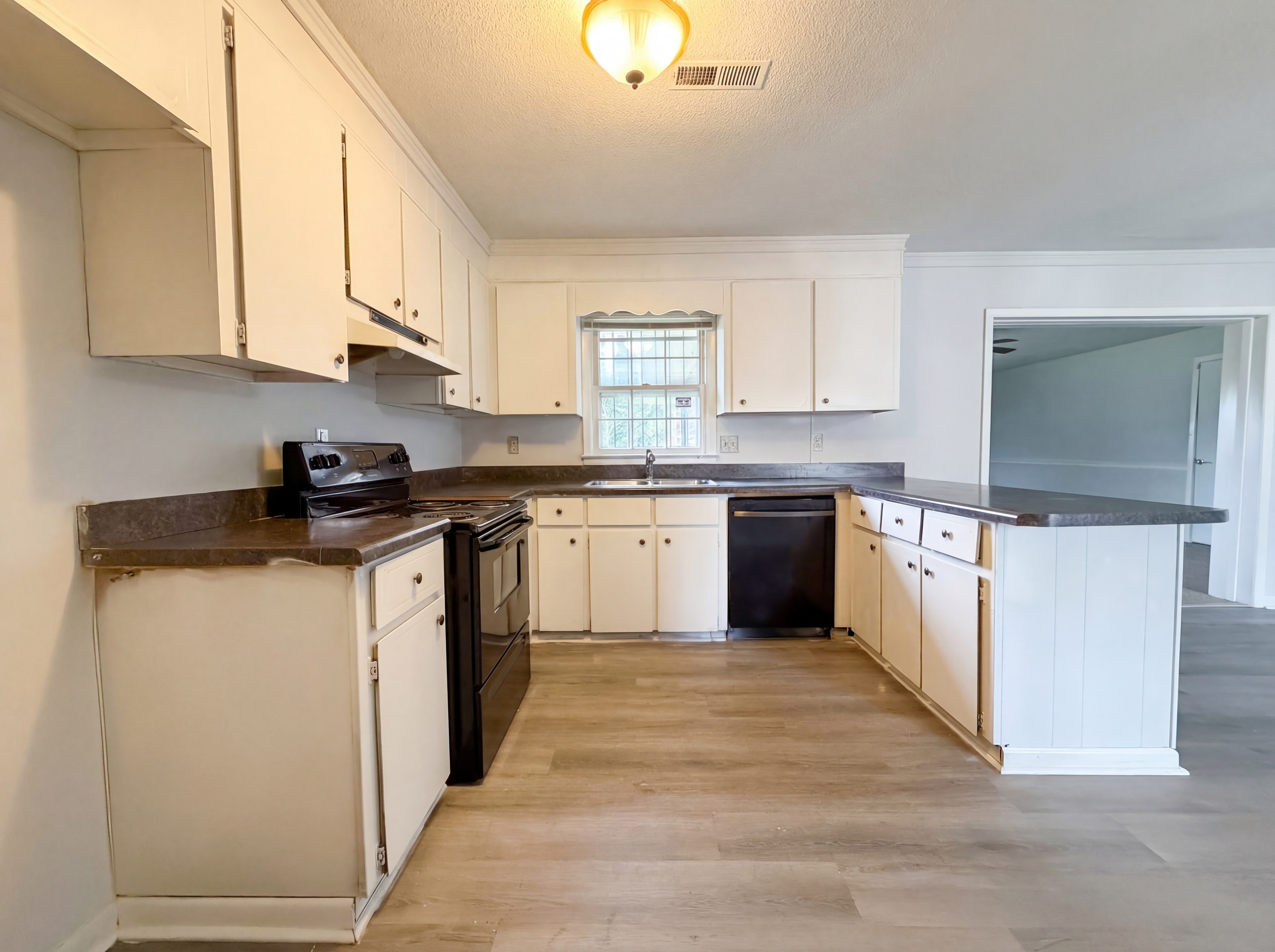 Photo 2 of 28 of 214 Cornell Dr, Warner Robins, GA